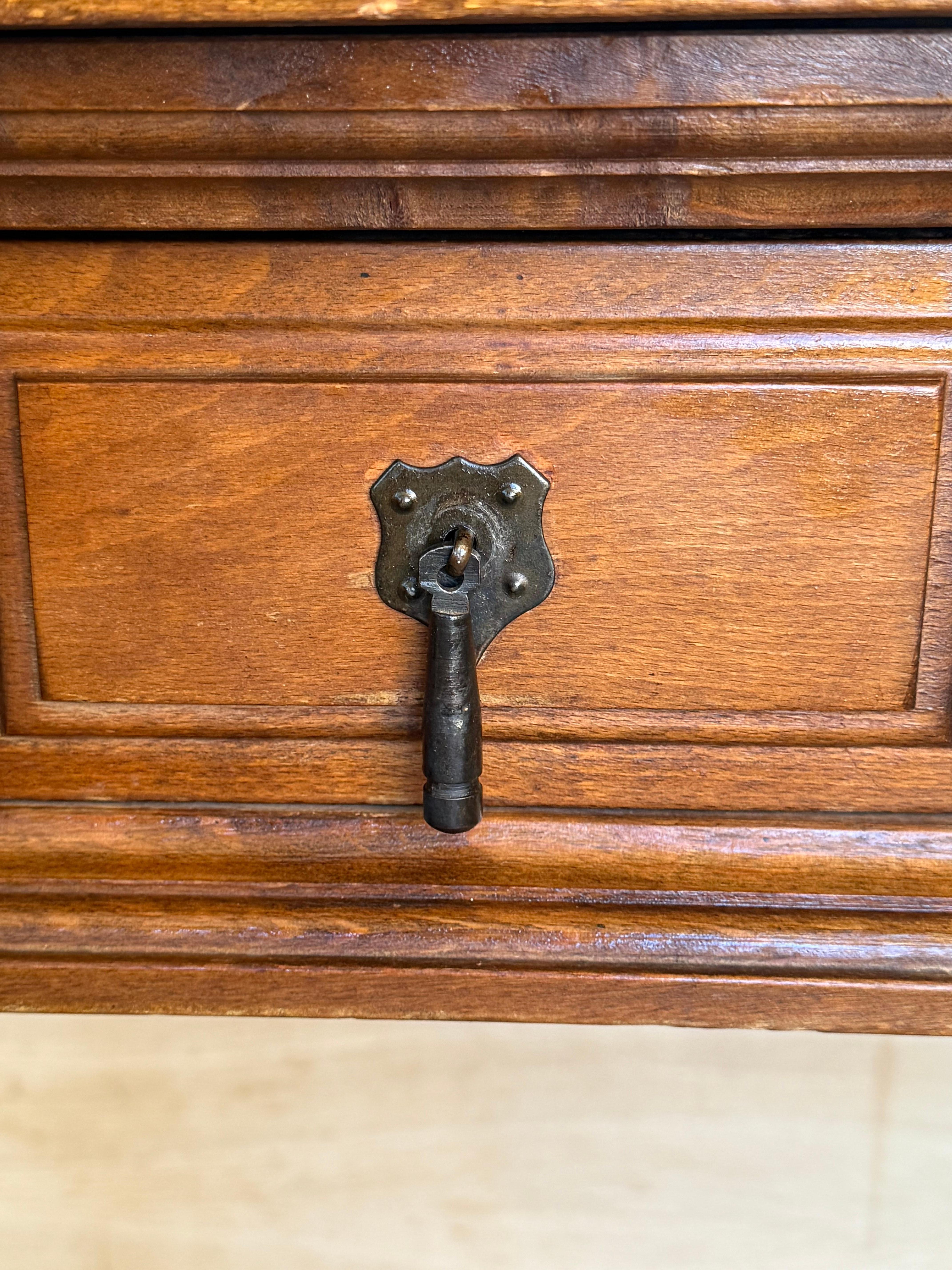 Table console espagnole du 20e siècle avec traverse en fer et deux tiroirs en vente 5