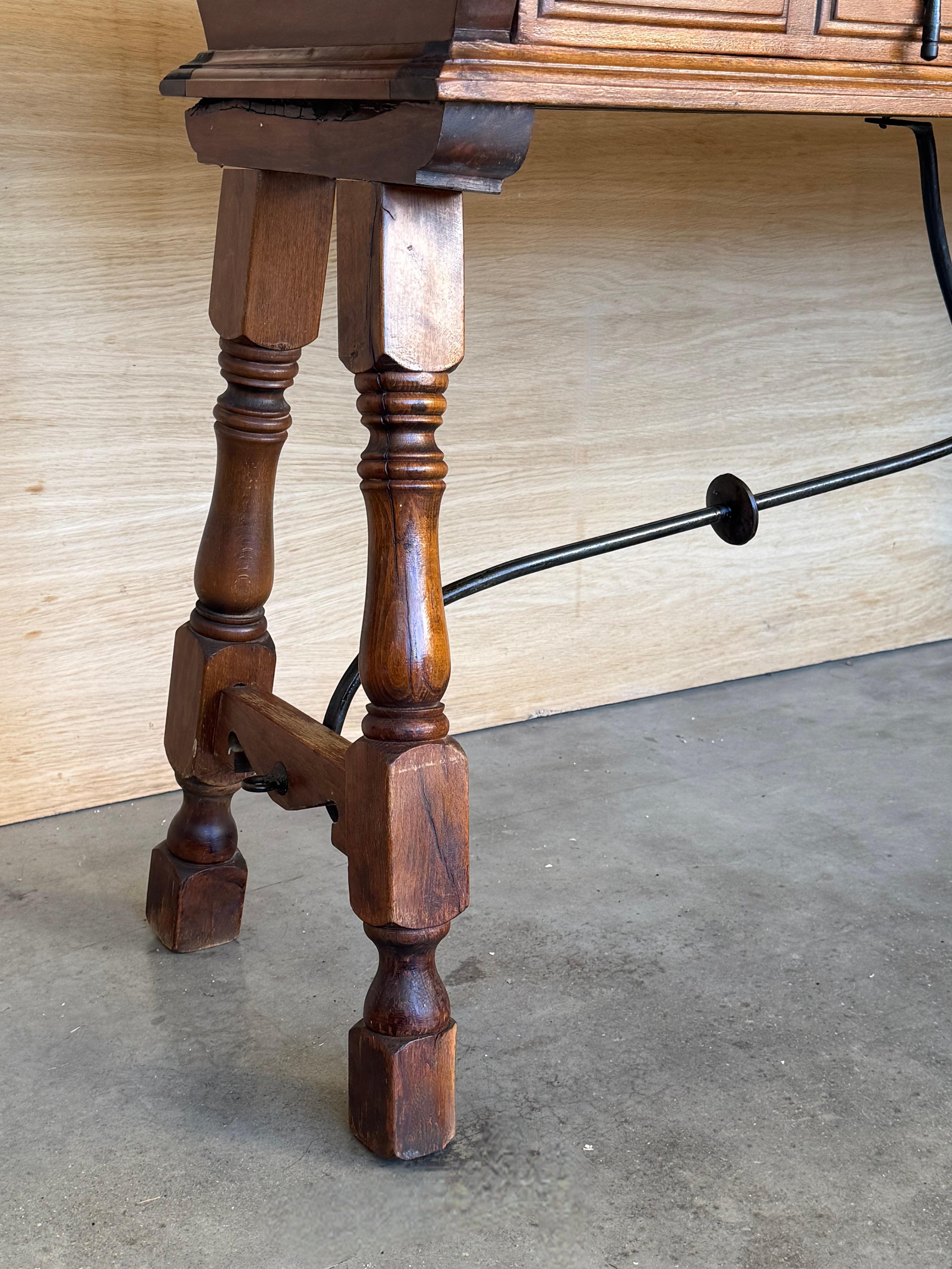 Table console espagnole du 20e siècle avec traverse en fer et deux tiroirs en vente 6