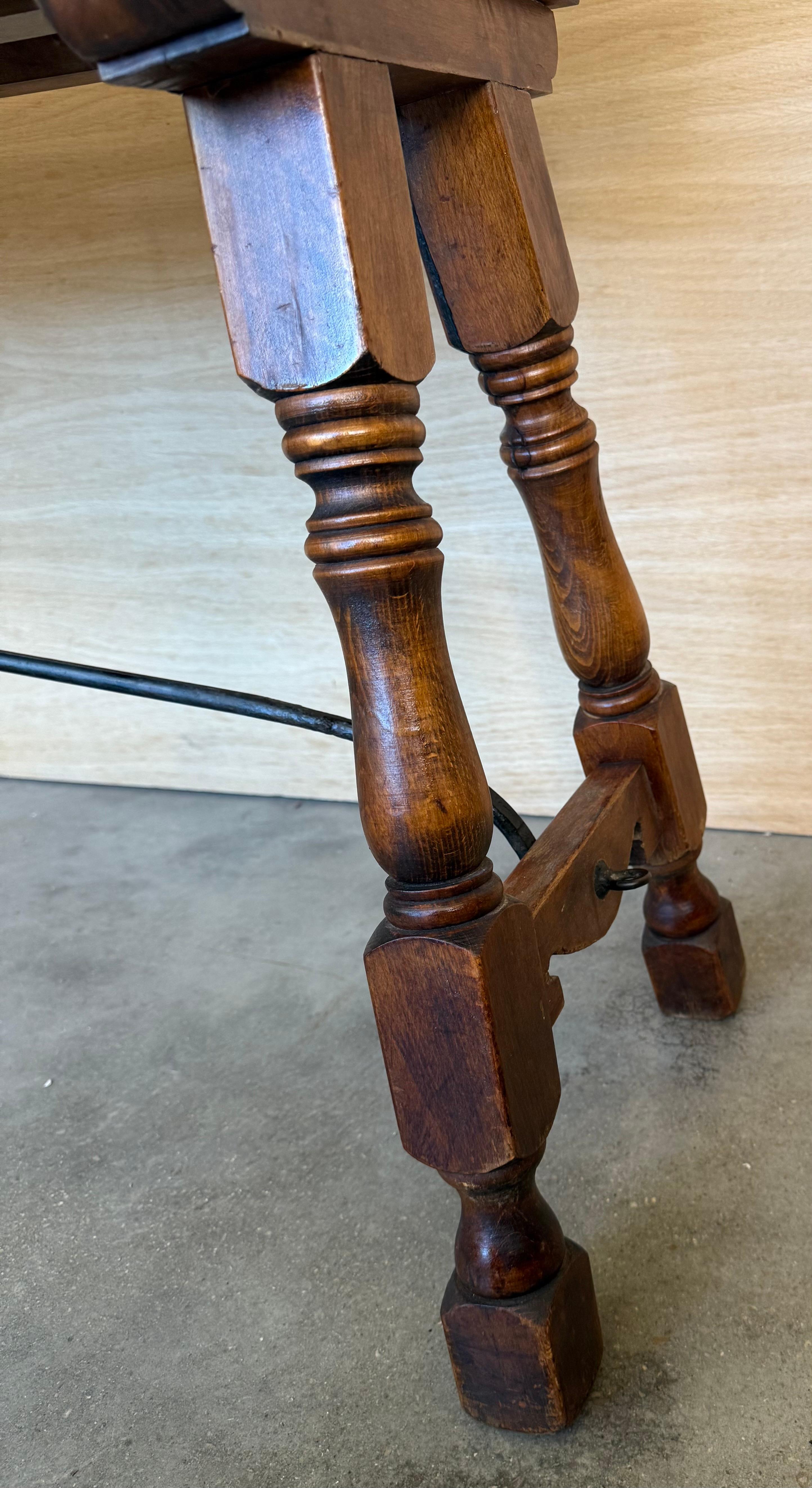 Table console espagnole du 20e siècle avec traverse en fer et deux tiroirs en vente 7