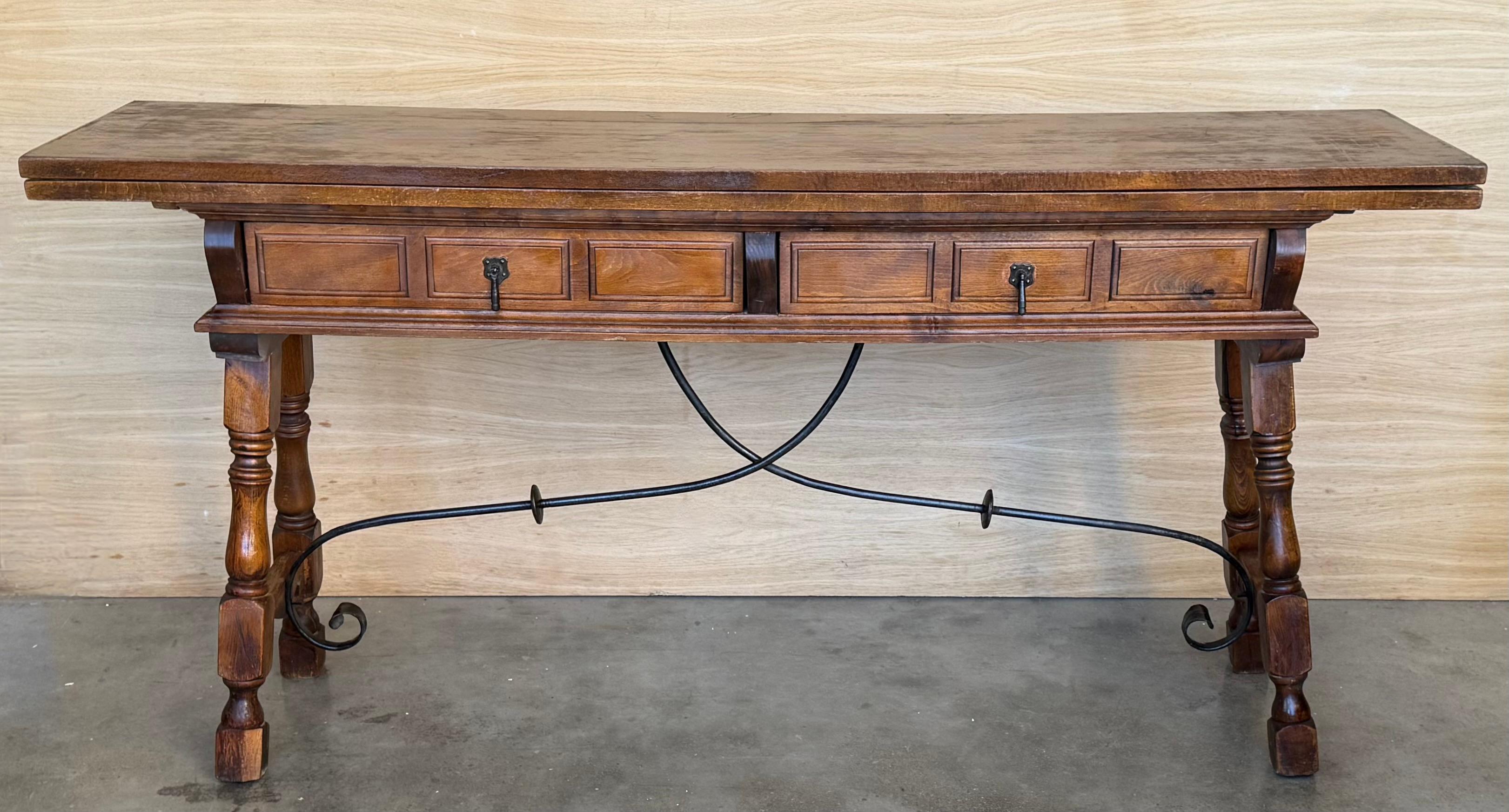 Console espagnole du 20e siècle, table de ferme pliante
Peut servir à la fois de table à manger et de console.
Mesures supplémentaires :
31.49