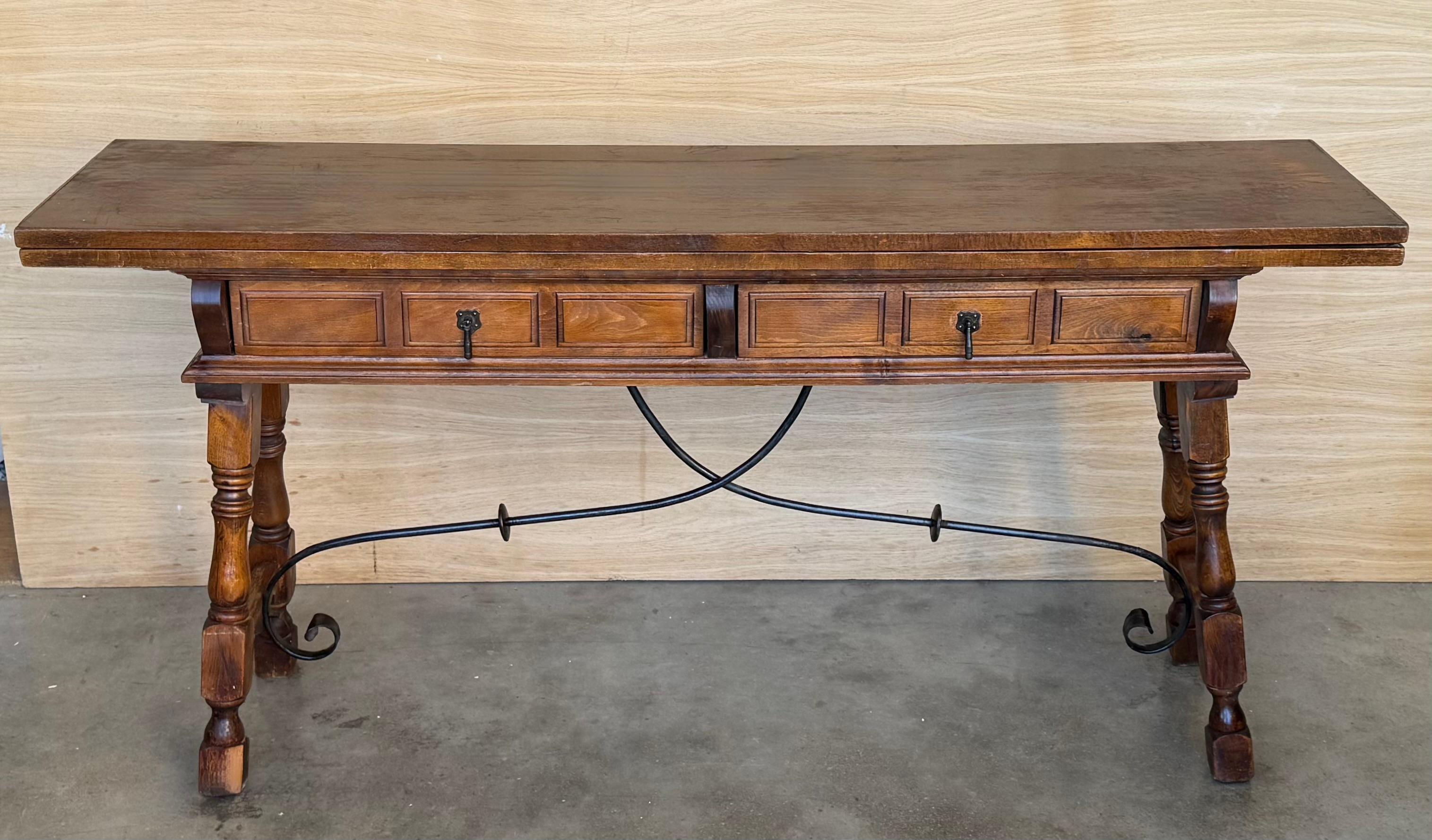 Colonial espagnol Table console espagnole du 20e siècle avec traverse en fer et deux tiroirs en vente