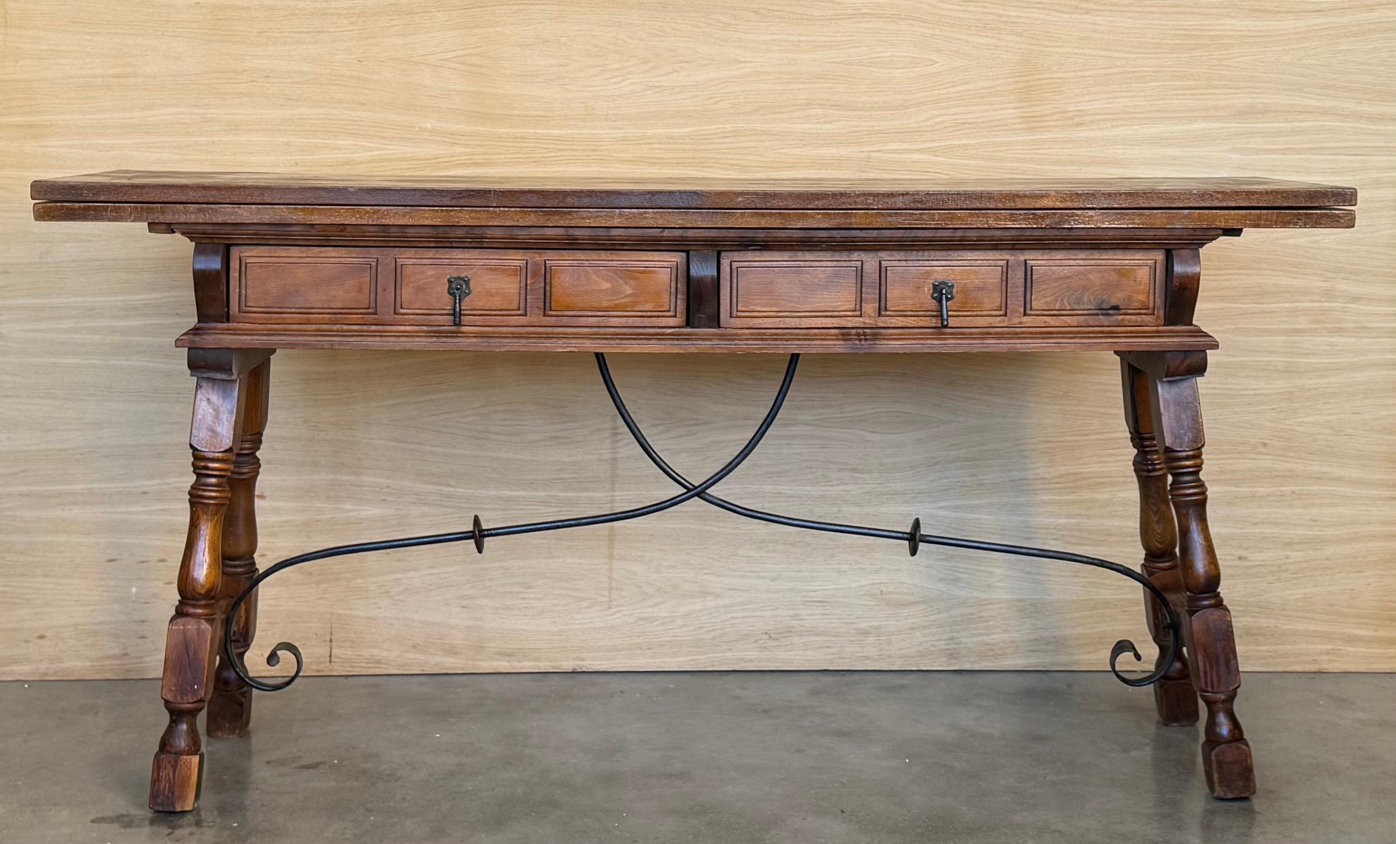 Espagnol Table console espagnole du 20e siècle avec traverse en fer et deux tiroirs en vente