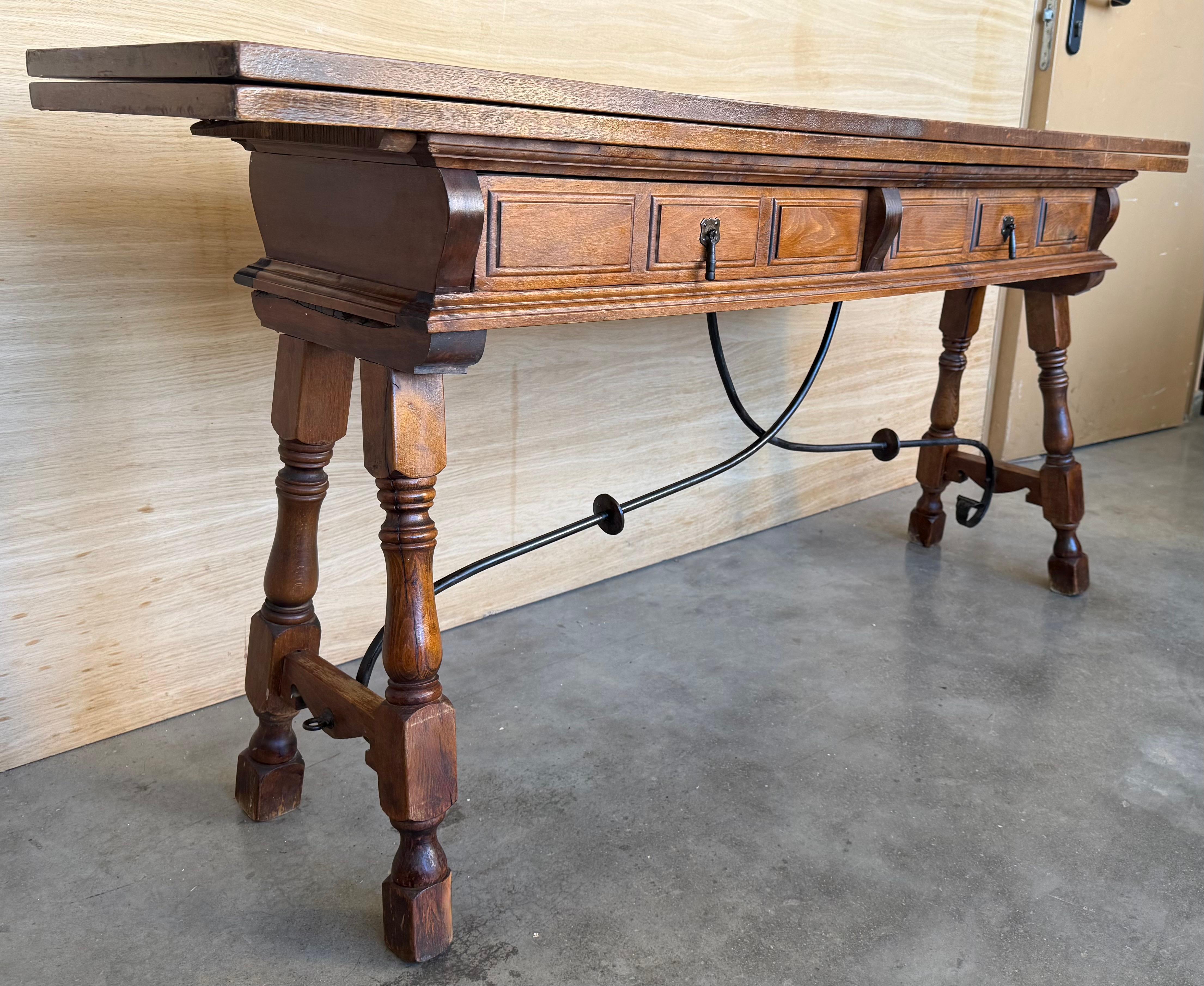 Table console espagnole du 20e siècle avec traverse en fer et deux tiroirs Bon état - En vente à Miami, FL