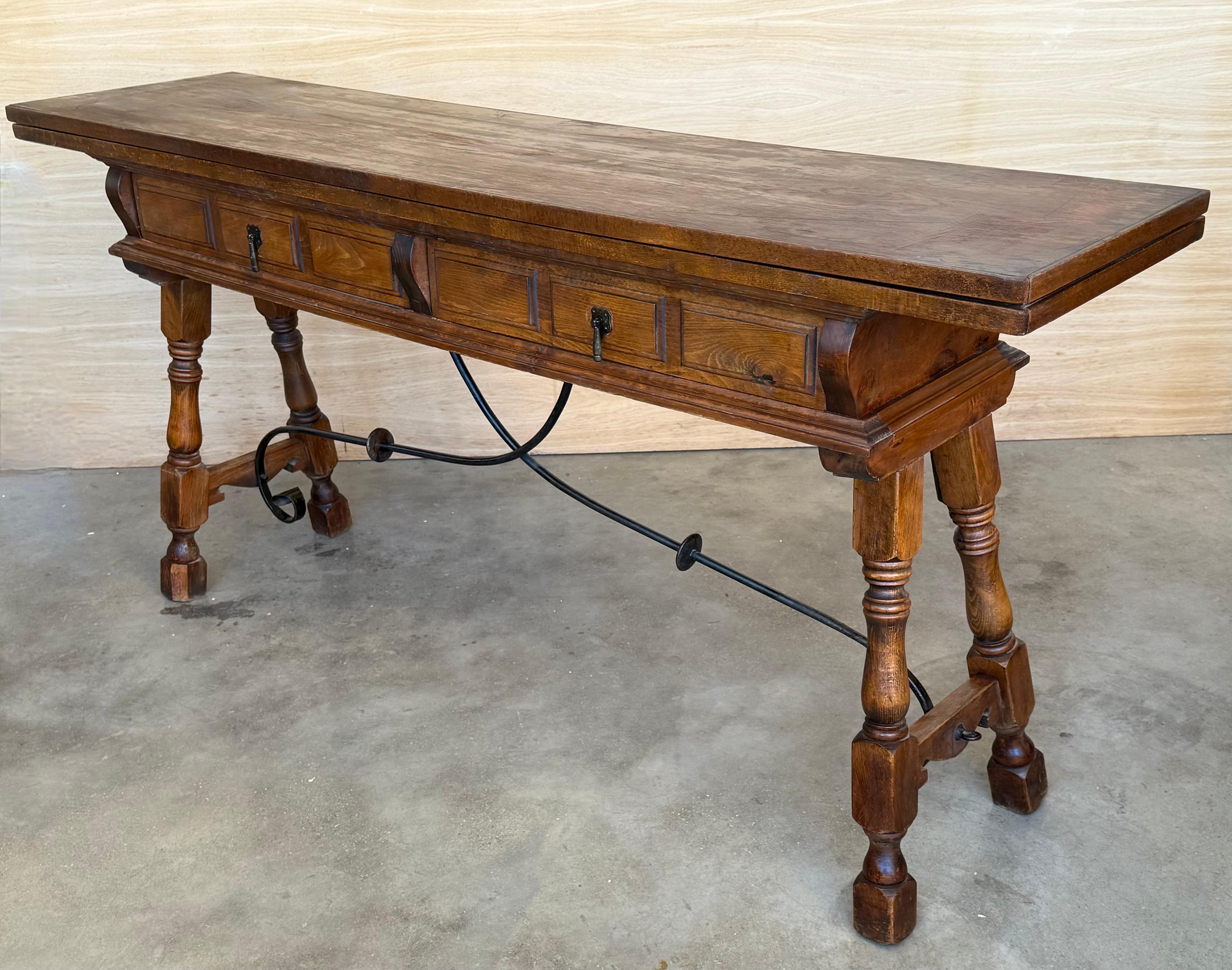 20ième siècle Table console espagnole du 20e siècle avec traverse en fer et deux tiroirs en vente