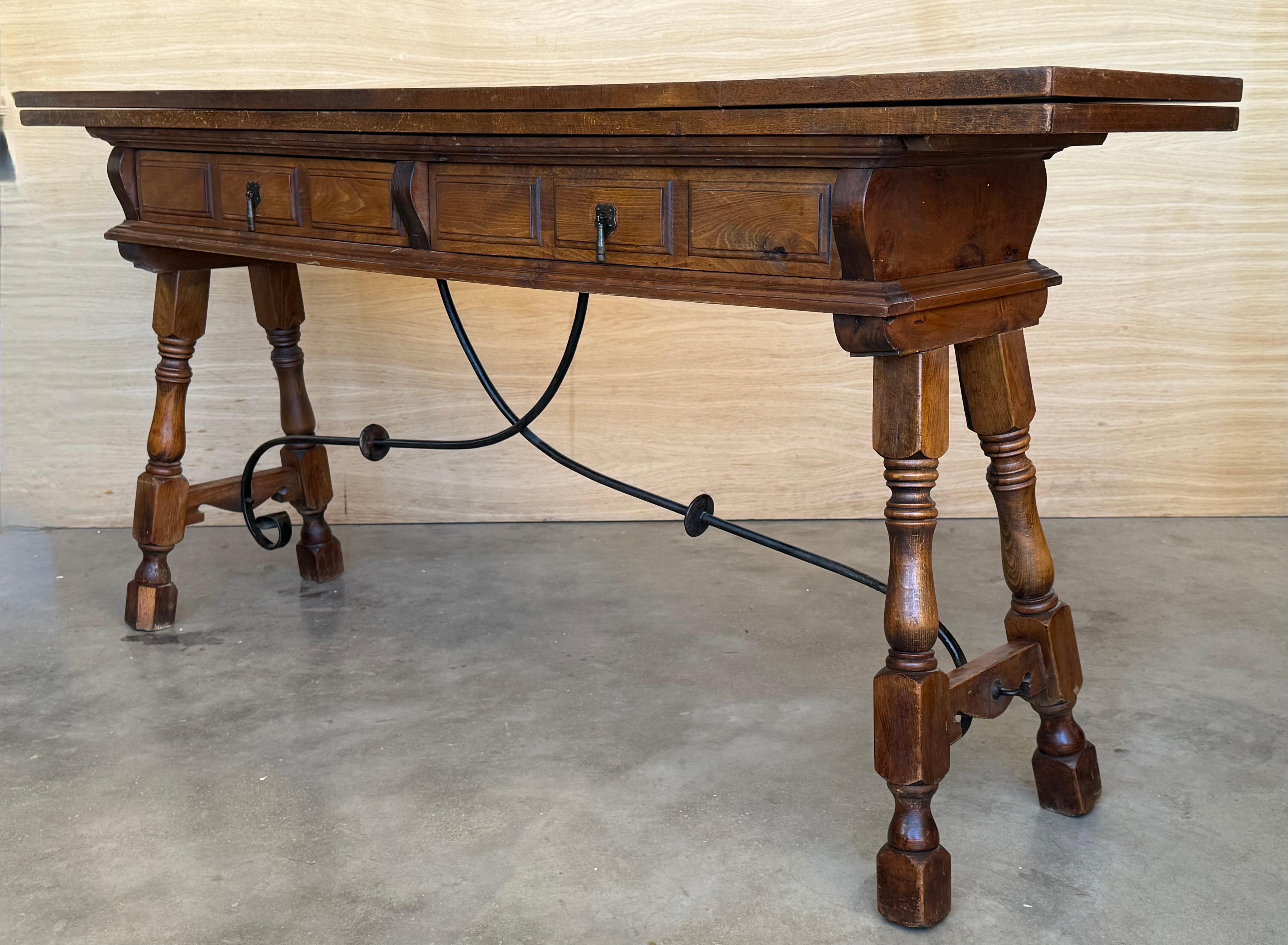 Fer Table console espagnole du 20e siècle avec traverse en fer et deux tiroirs en vente
