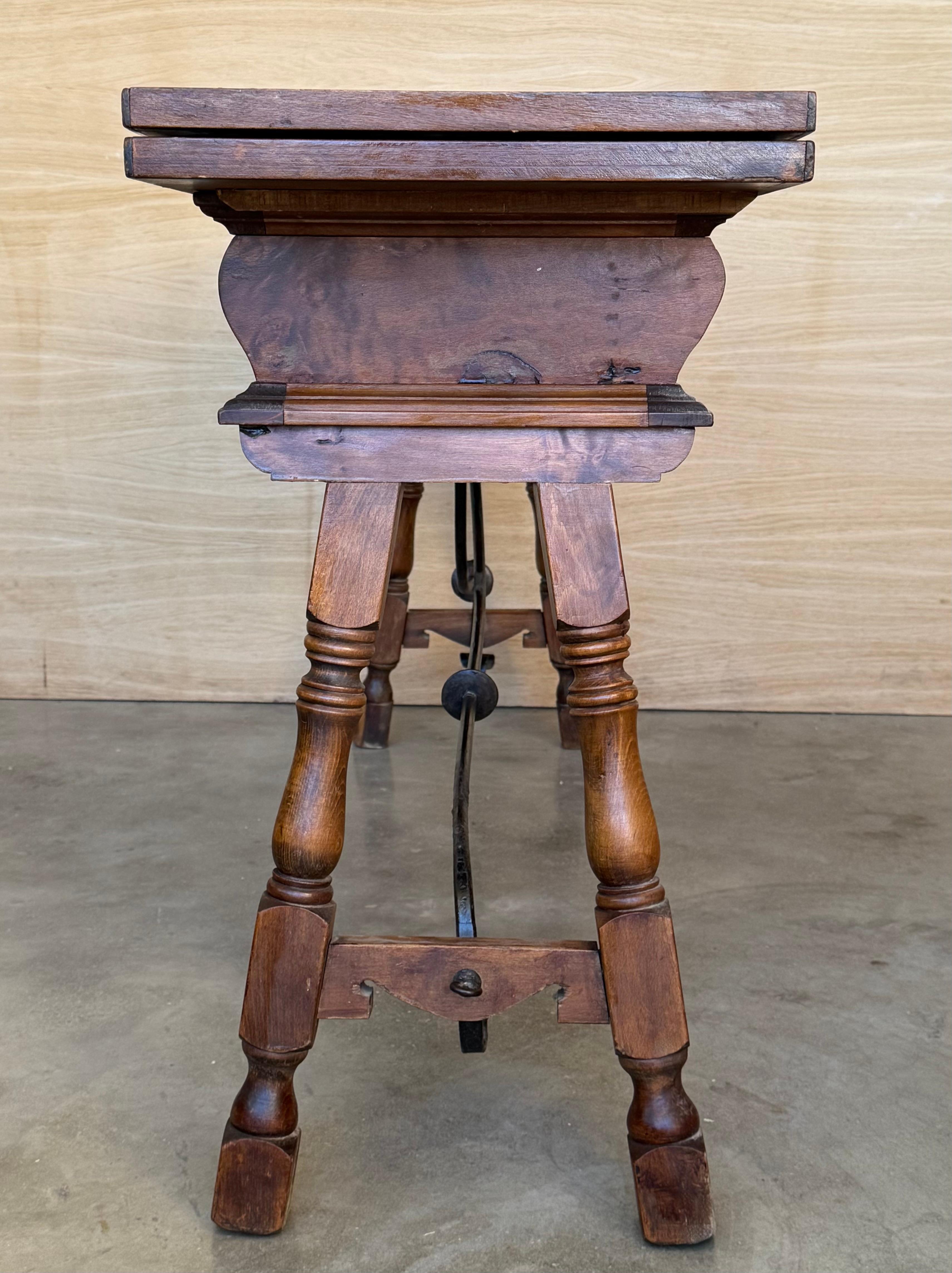 Table console espagnole du 20e siècle avec traverse en fer et deux tiroirs en vente 1