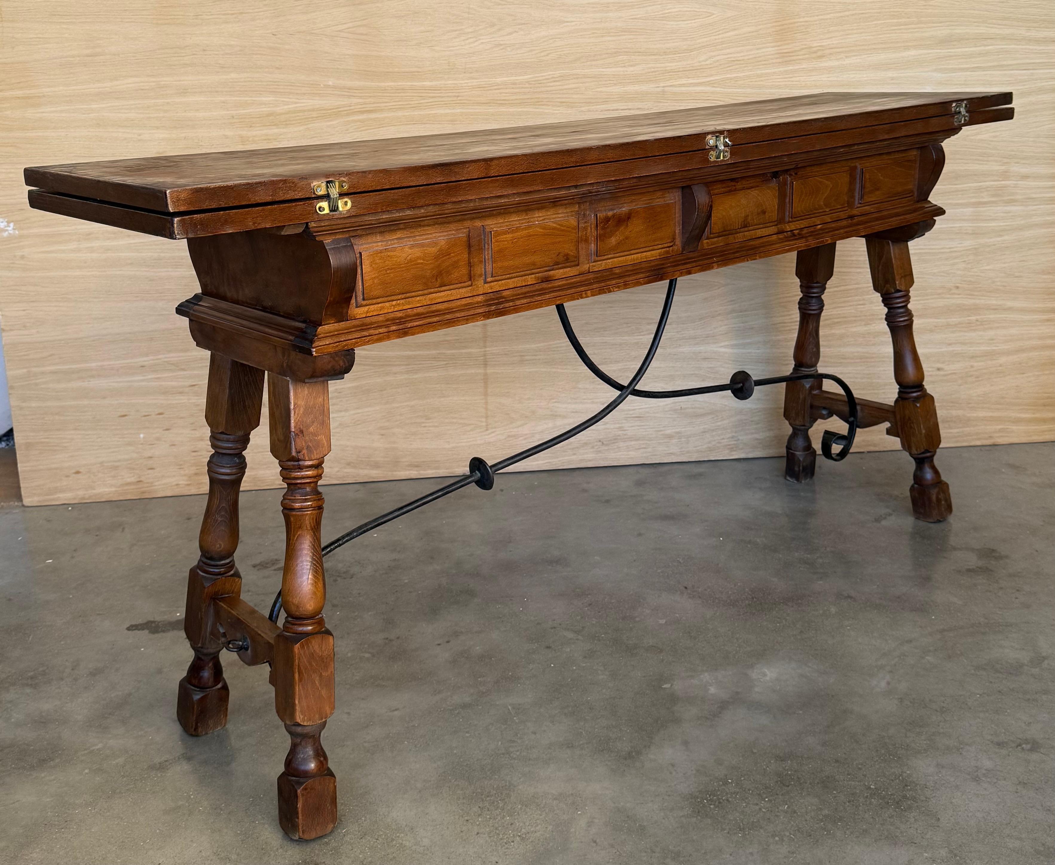 Table console espagnole du 20e siècle avec traverse en fer et deux tiroirs en vente 2