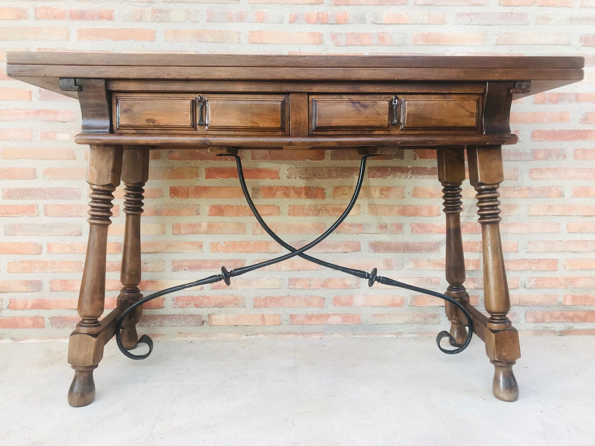 20th century Spanish console fold out farm table
Works as both a dining table and console.
Extra measures:
15.75