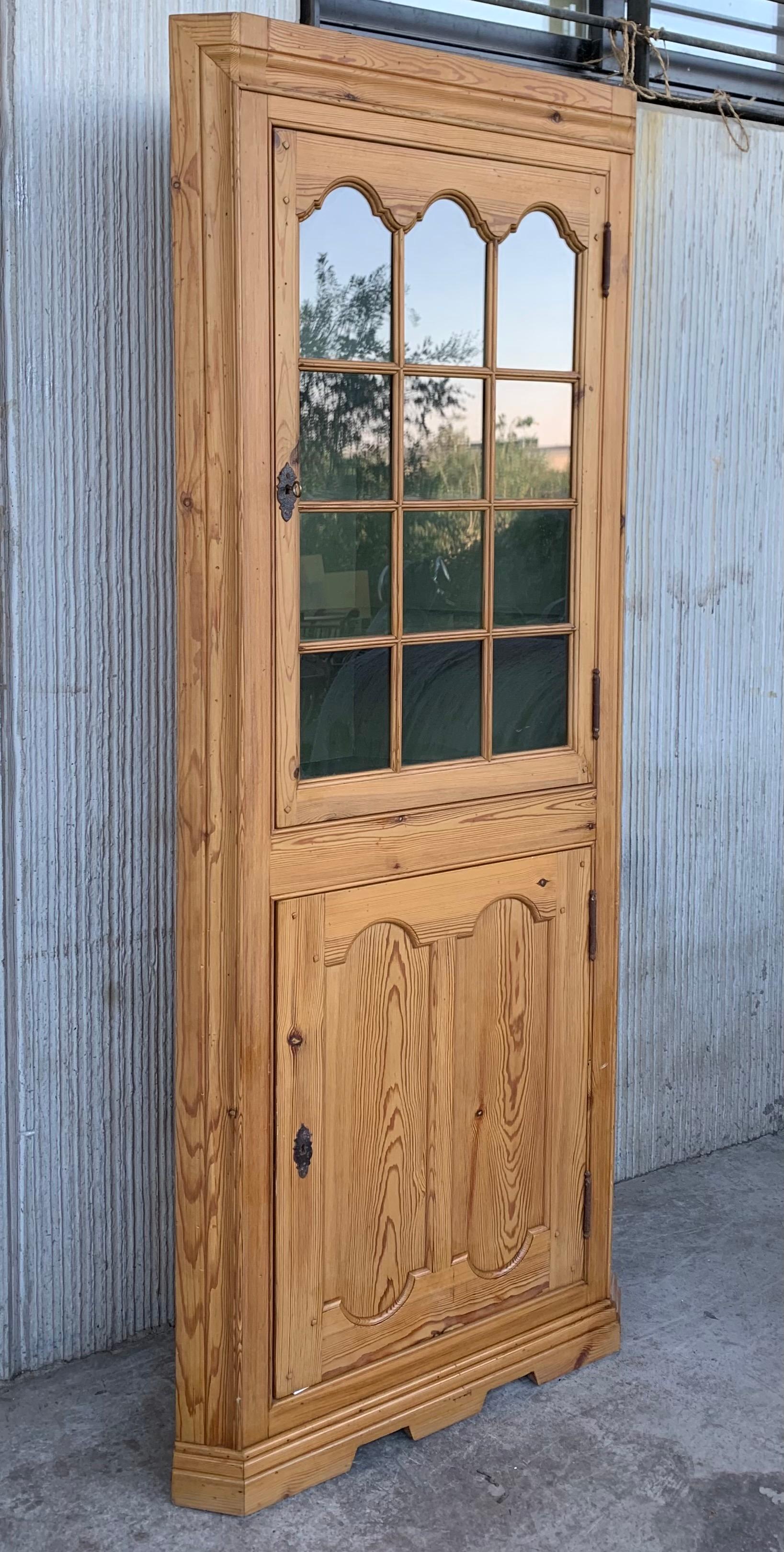 Spanish Colonial 20th Century Spanish Country Corner Pine Vitrine with Glass Paneled Door For Sale