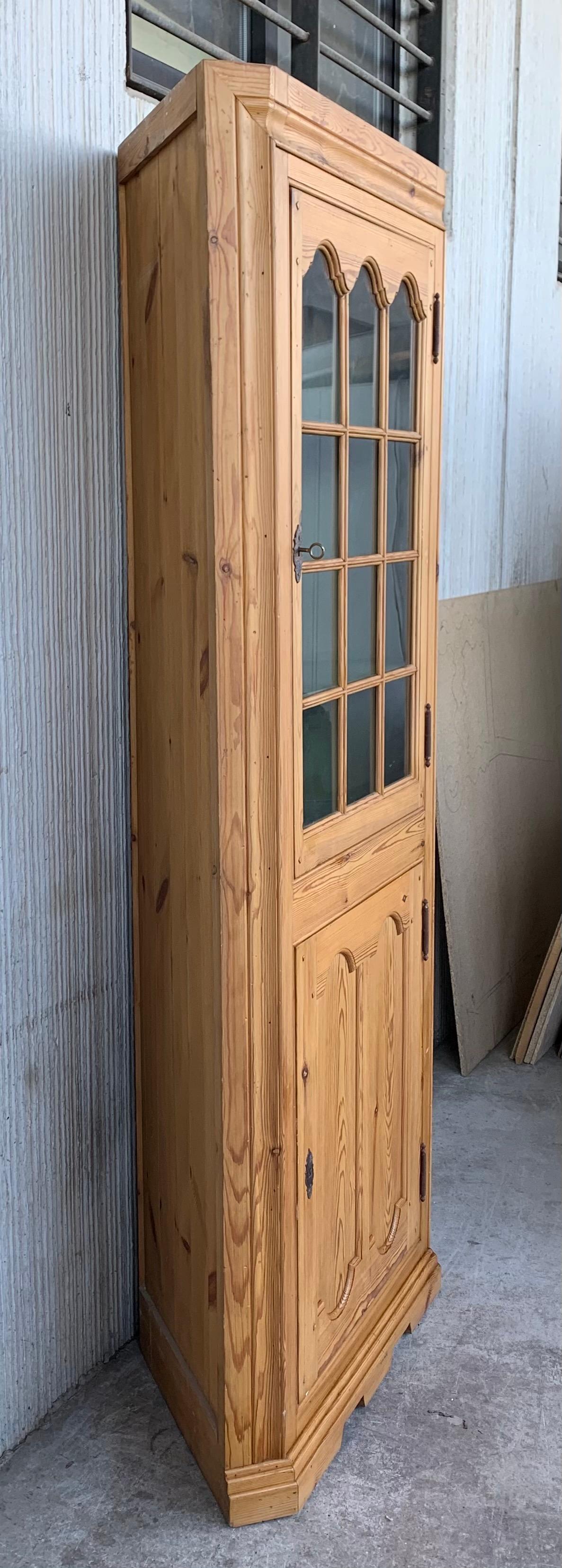 20th Century Spanish Country Corner Pine Vitrine with Glass Paneled Door In Good Condition For Sale In Miami, FL