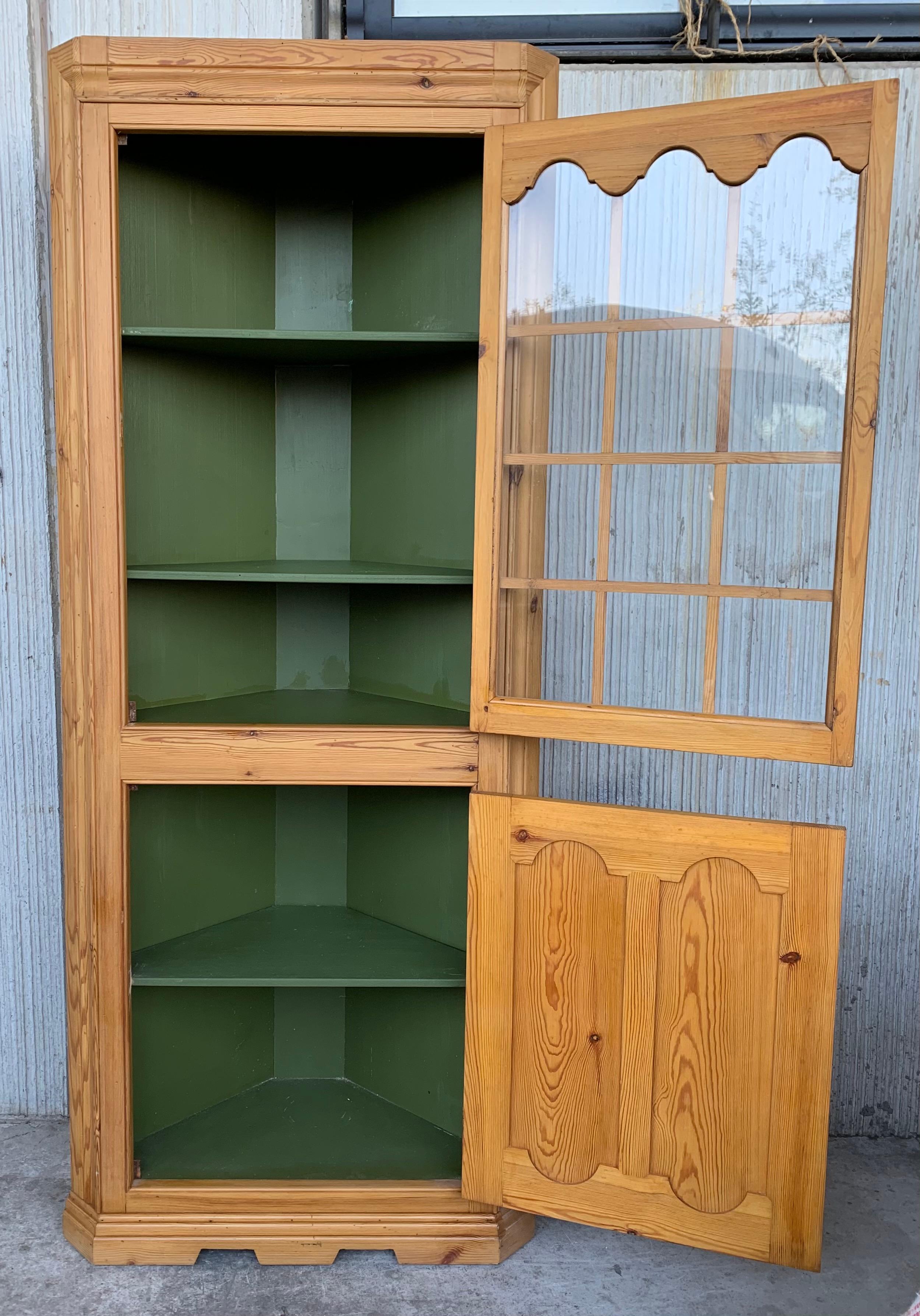 20th Century Spanish Country Corner Pine Vitrine with Glass Paneled Door For Sale 1