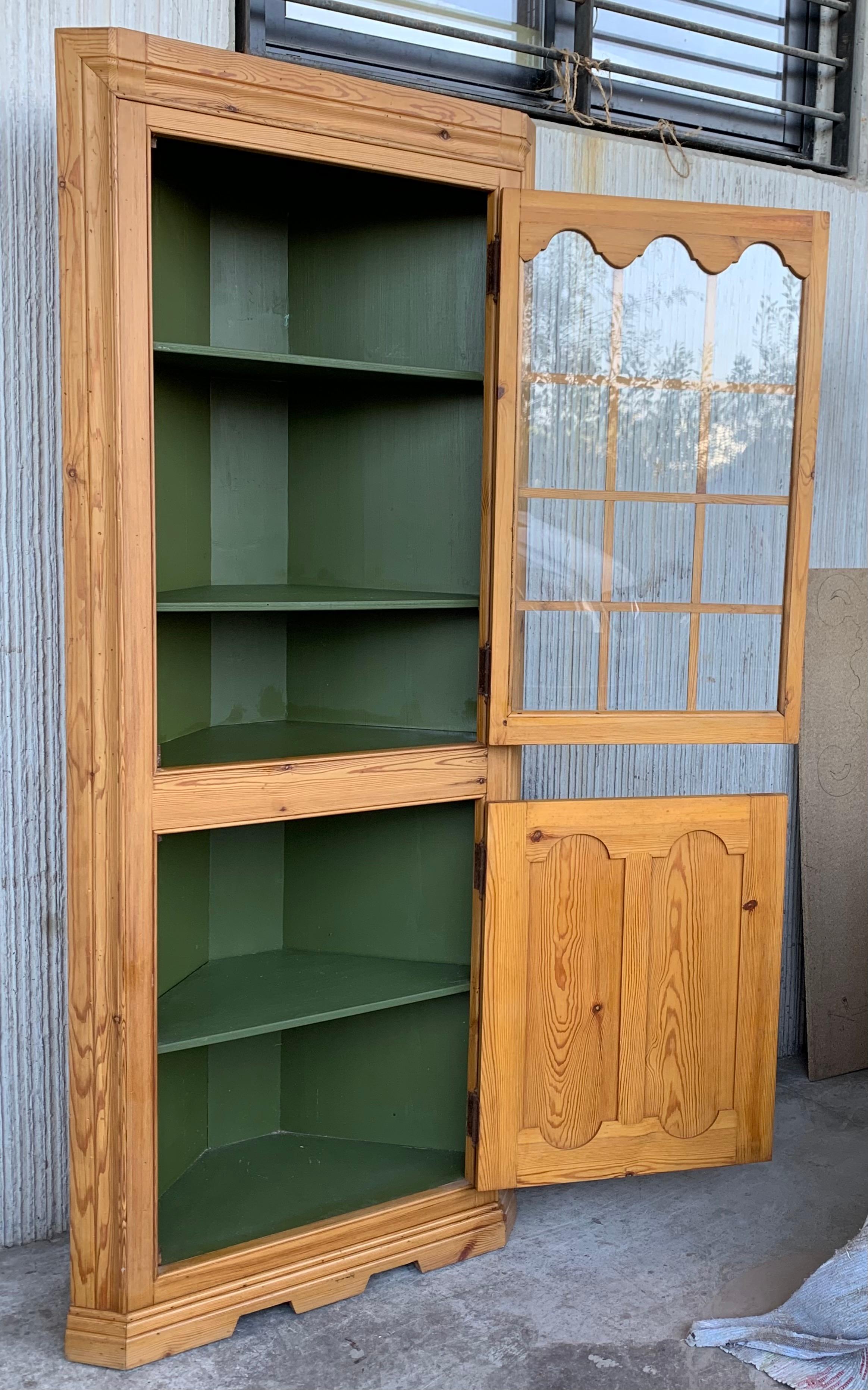 20th Century Spanish Country Corner Pine Vitrine with Glass Paneled Door For Sale 2