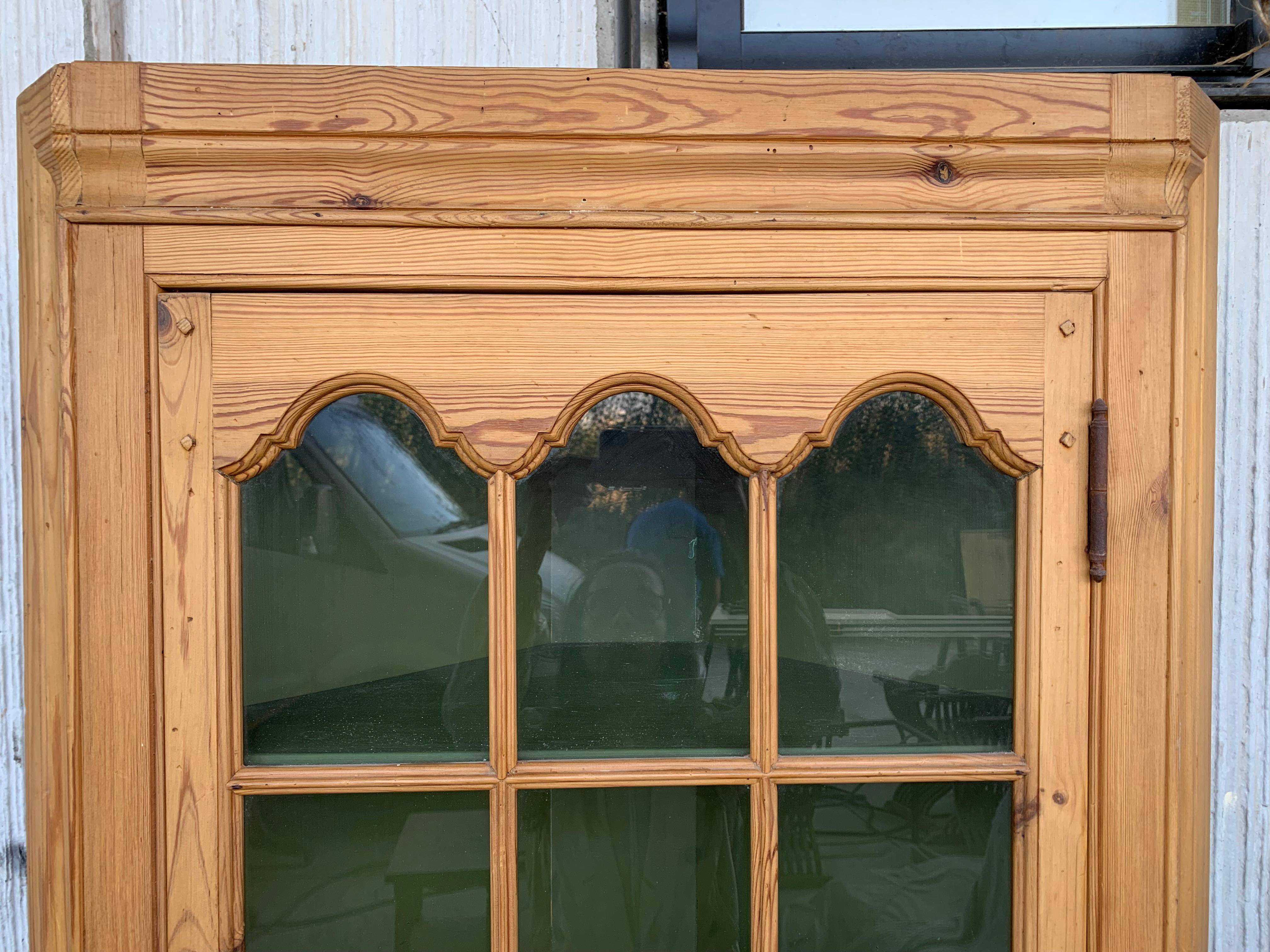 20th Century Spanish Country Corner Pine Vitrine with Glass Paneled Door For Sale 3