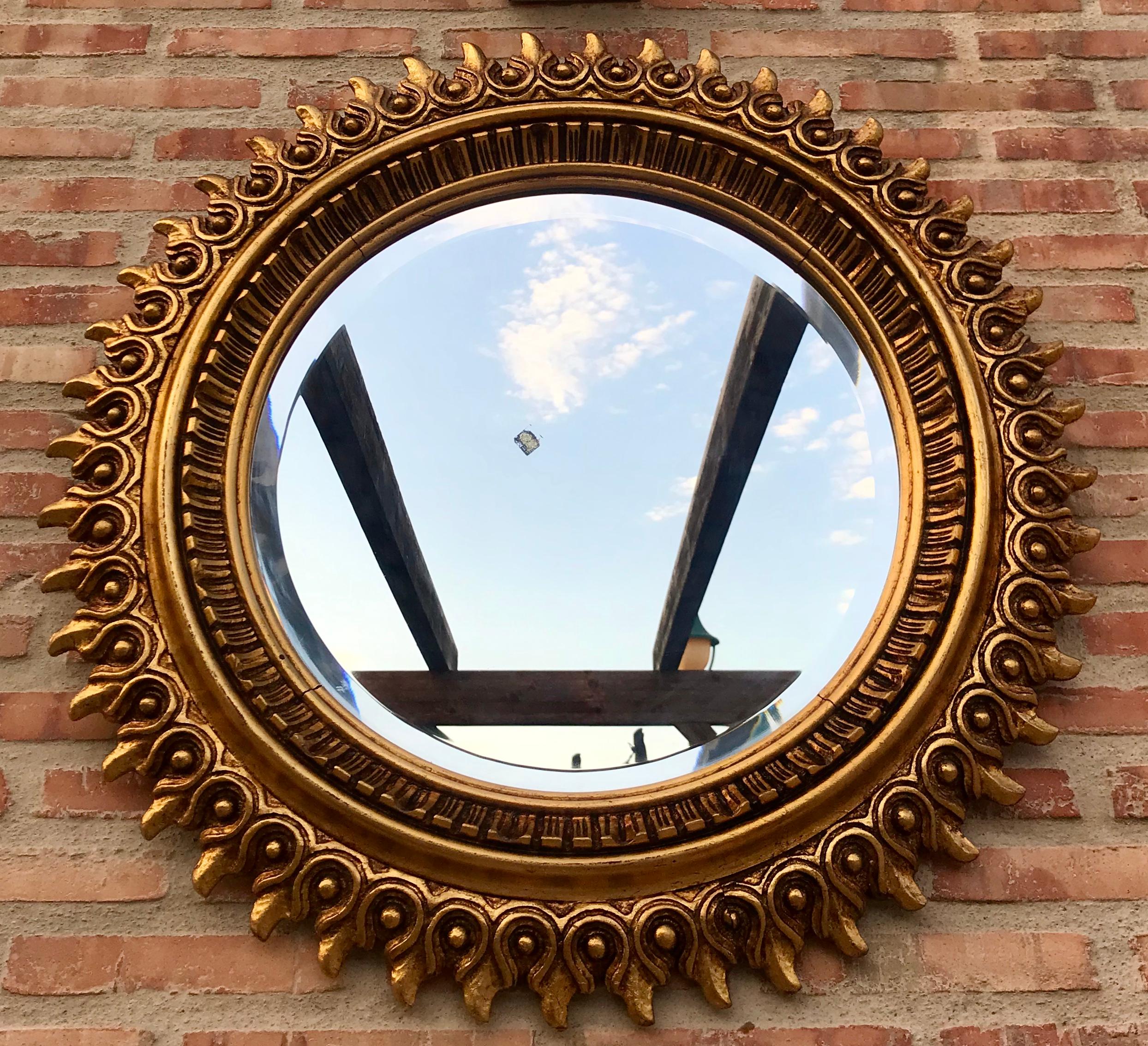 A gorgeous starburst sunburst leafed frame mirror. Made of giltwood


Interior mirror measurements: Diameter 18.89 in.
