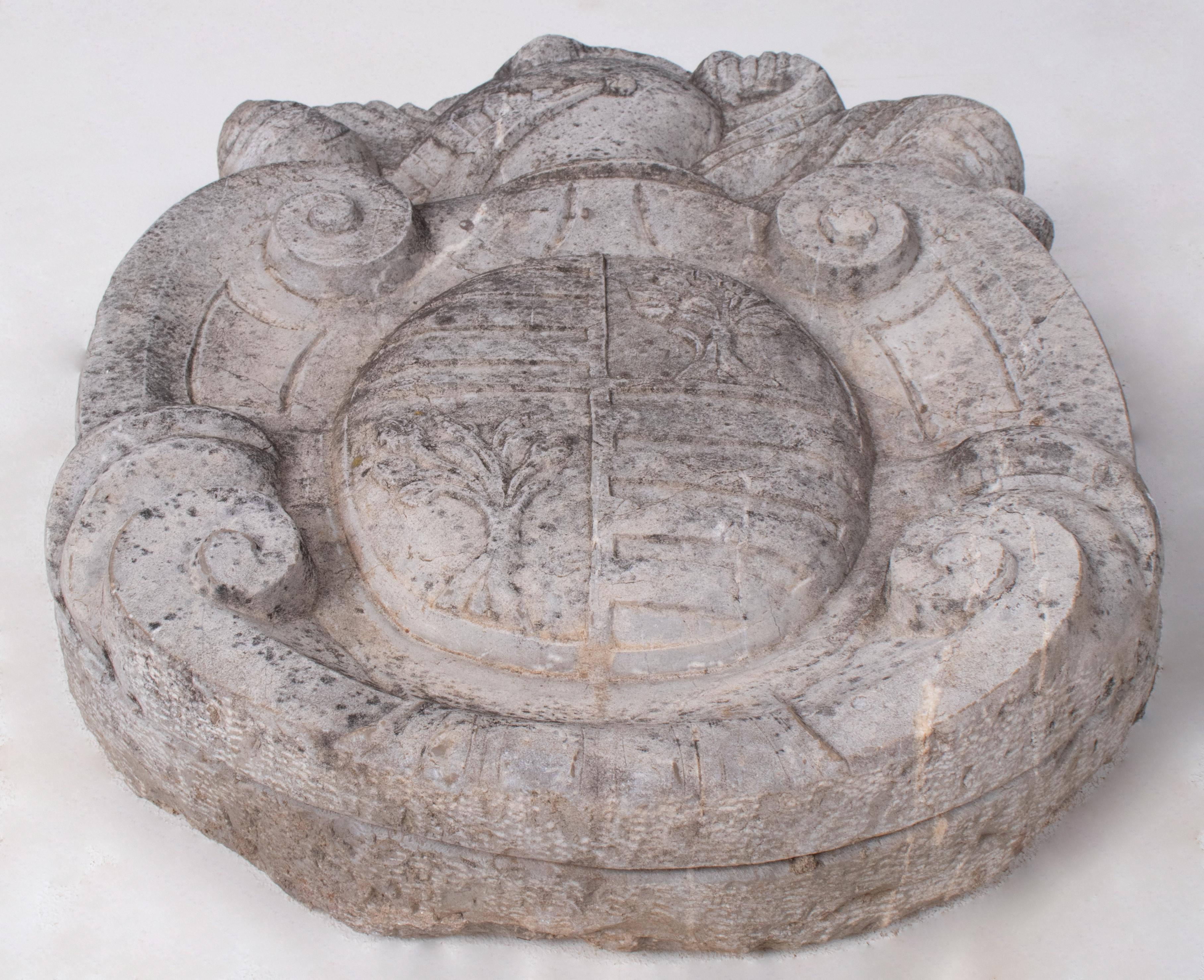 20th Century Spanish Hand Carved Stone Coat of Arms In Good Condition In Marbella, ES