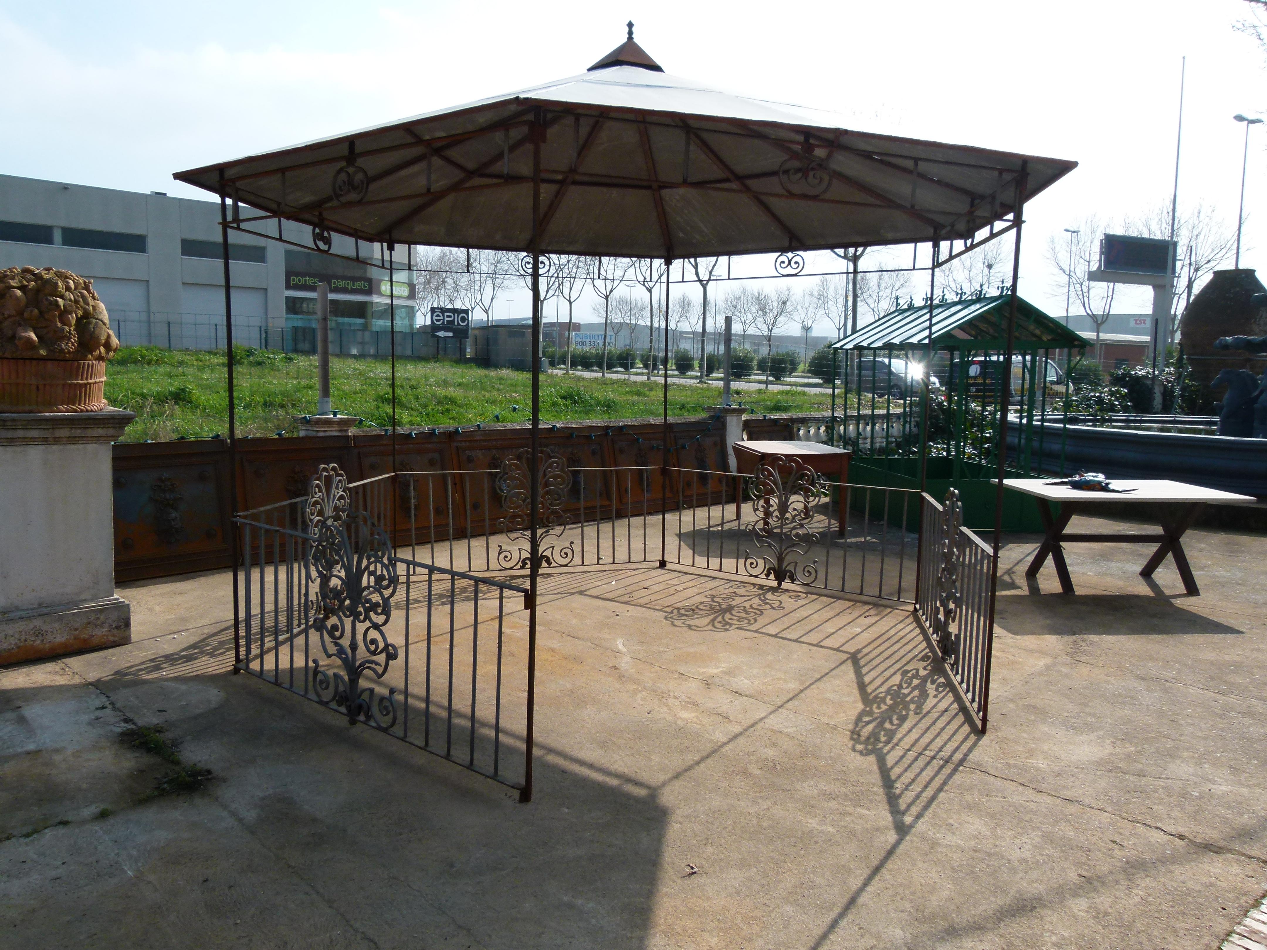Large 20th century hexagonal Spanish iron pergola with copper cover.
Each side measures 210 cm (82.6 in) allowing enough space for table and chairs. 
It can be disassembled for transport.




 