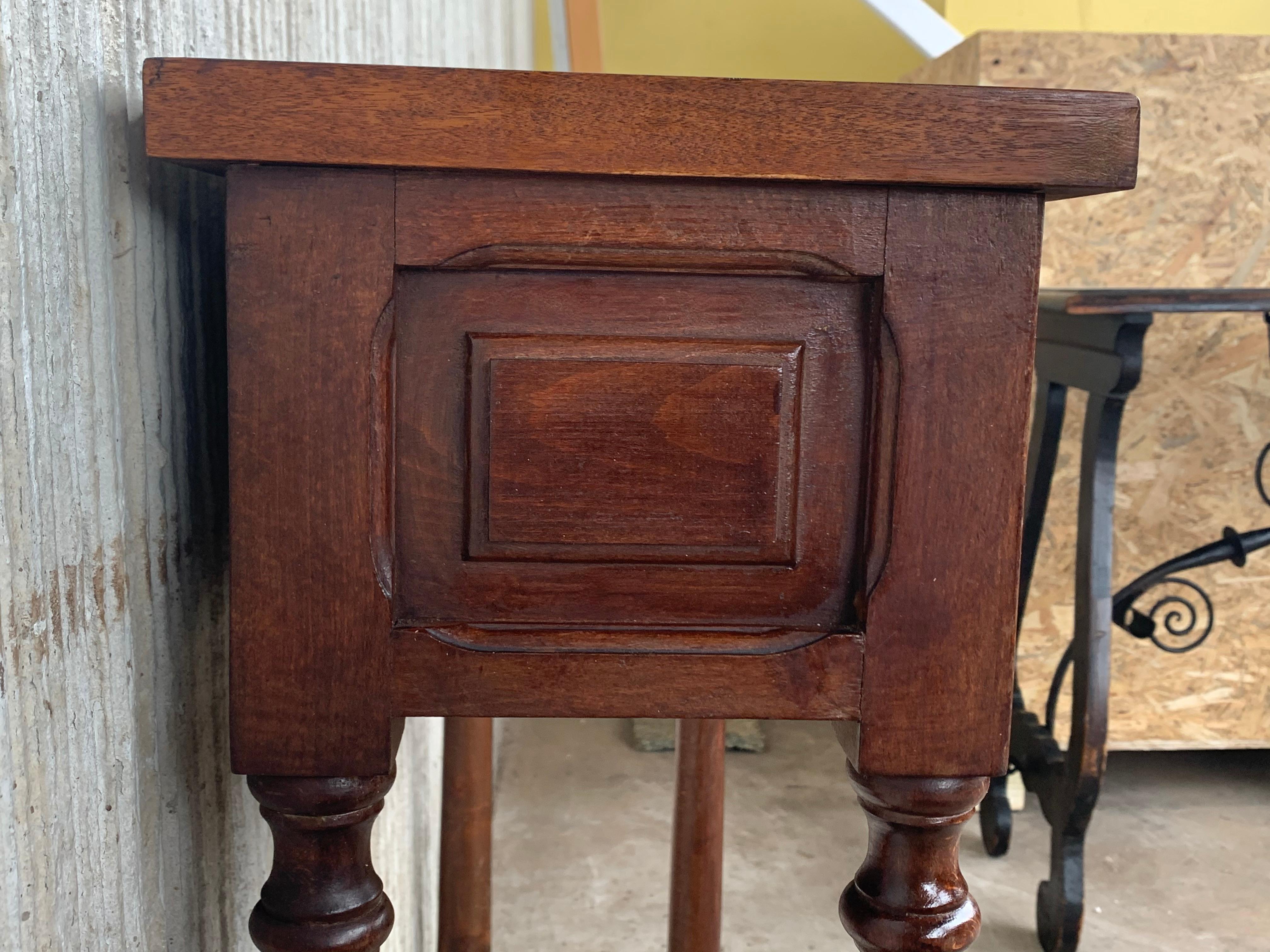 20th Century Spanish Little Console Table with One Drawer and Turned Legs 5