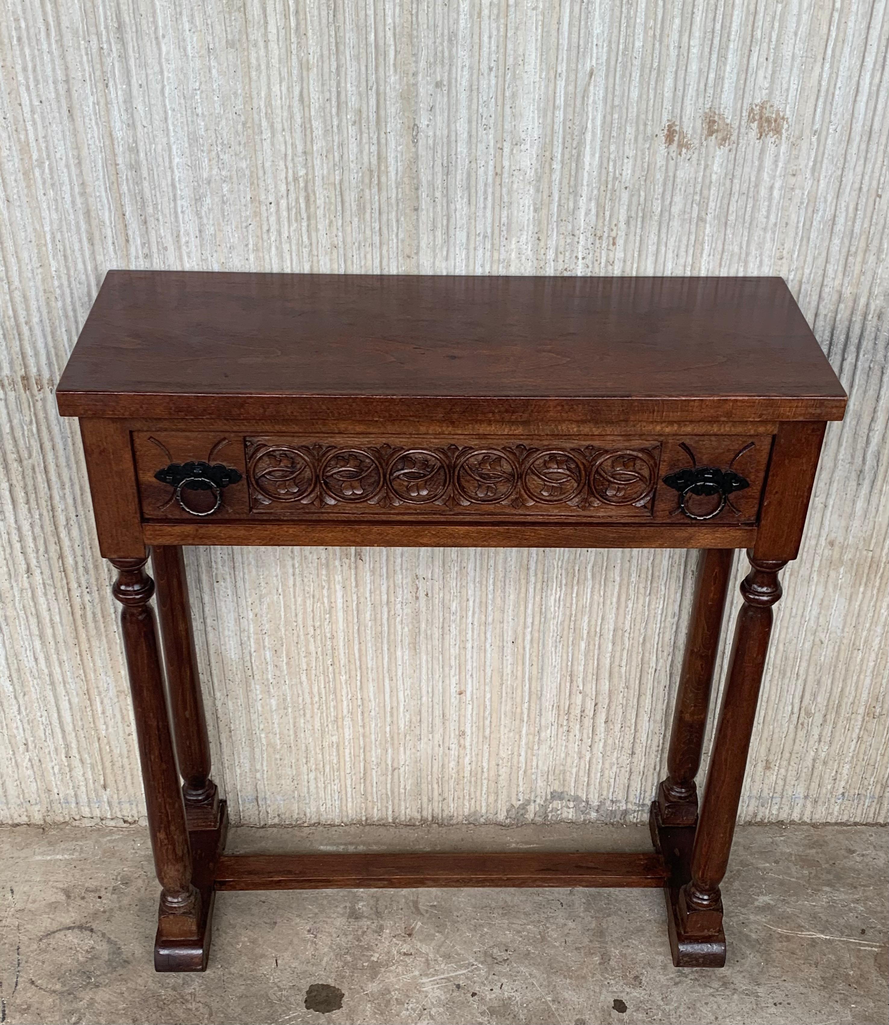 20th Century Spanish Little Console Table with One Drawer and Turned Legs In Good Condition In Miami, FL