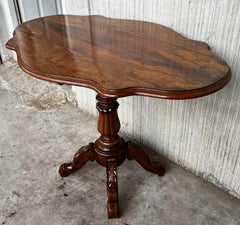 Tavolo da centro con piedistallo intagliato di Mariano Garcia del XX secolo