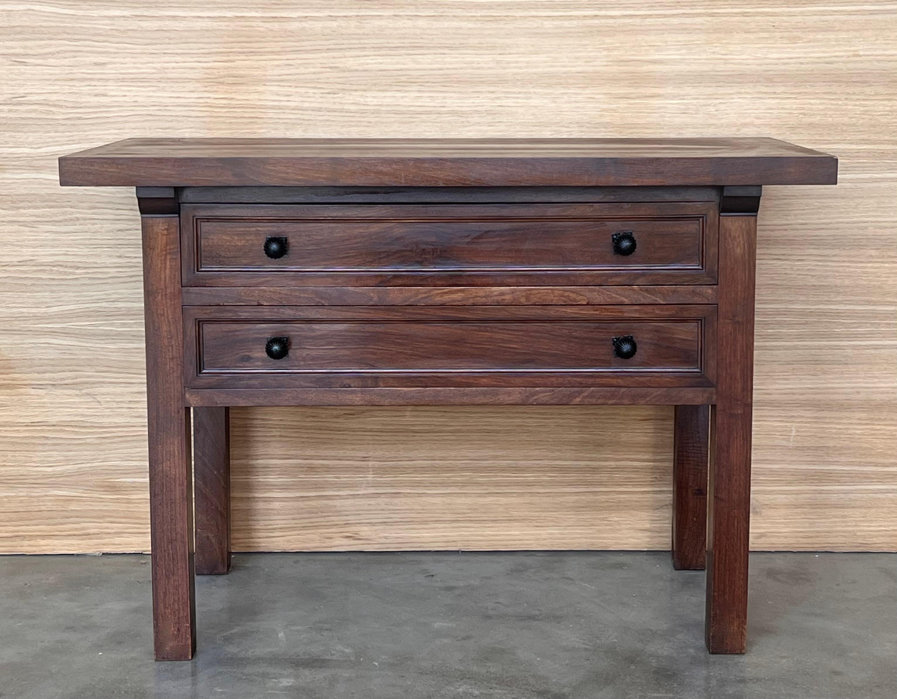 20th century pair of Spanish nightstands with two carved drawer and iron hardware and crest in the low part of the drawers.
Beautiful tables that you can use like a nightstands or side tables, end tables... or table lamp.