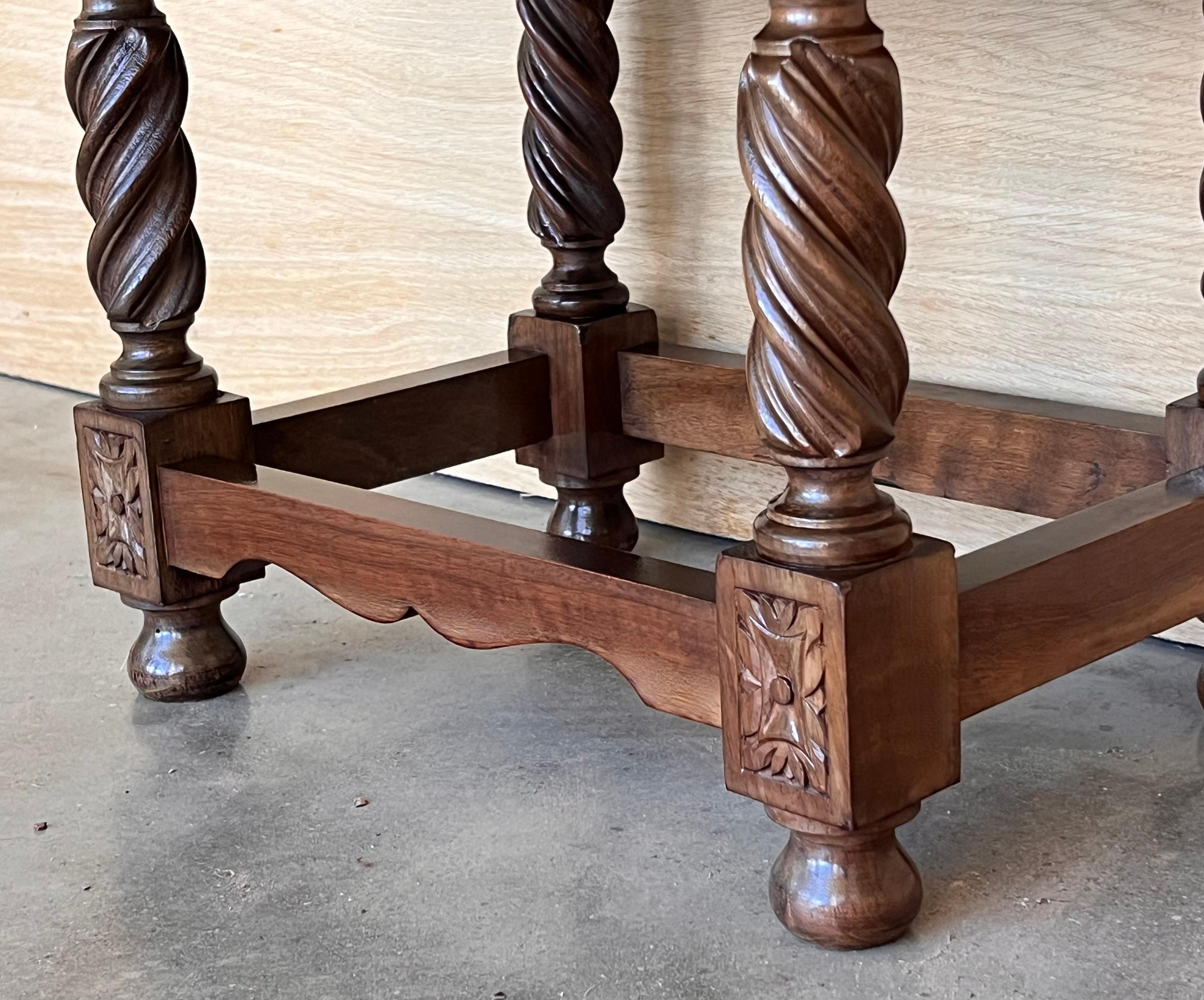 Tables de nuit espagnoles du XXe siècle avec tiroirs sculptés et pieds A Solomon en vente 2