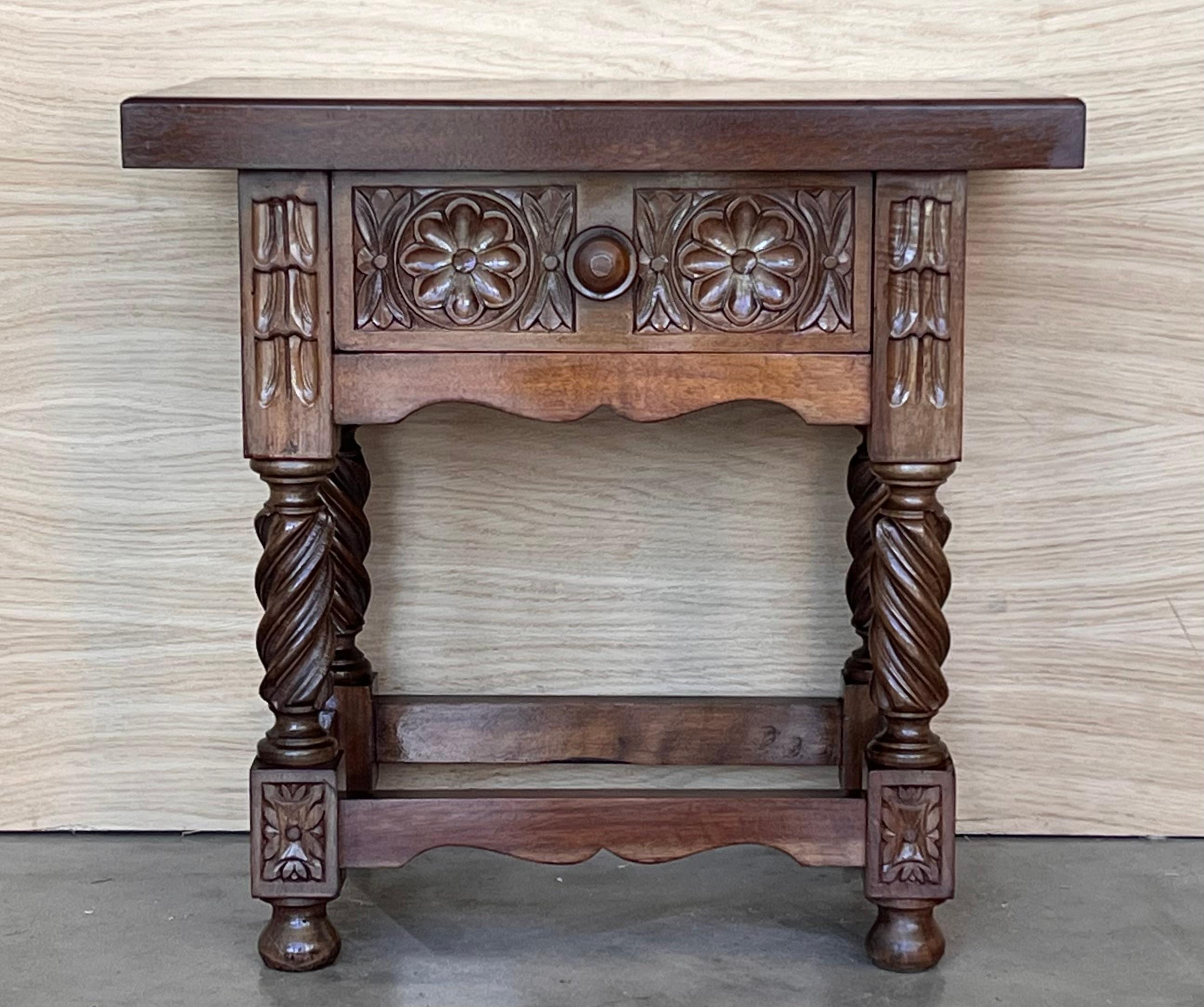 Paire de tables de nuit espagnoles brutalistes du 20e siècle avec tiroir sculpté et quincaillerie en fer 
De belles tables que l'on peut utiliser comme tables de chevet, tables d'appoint... ou lampe de table.