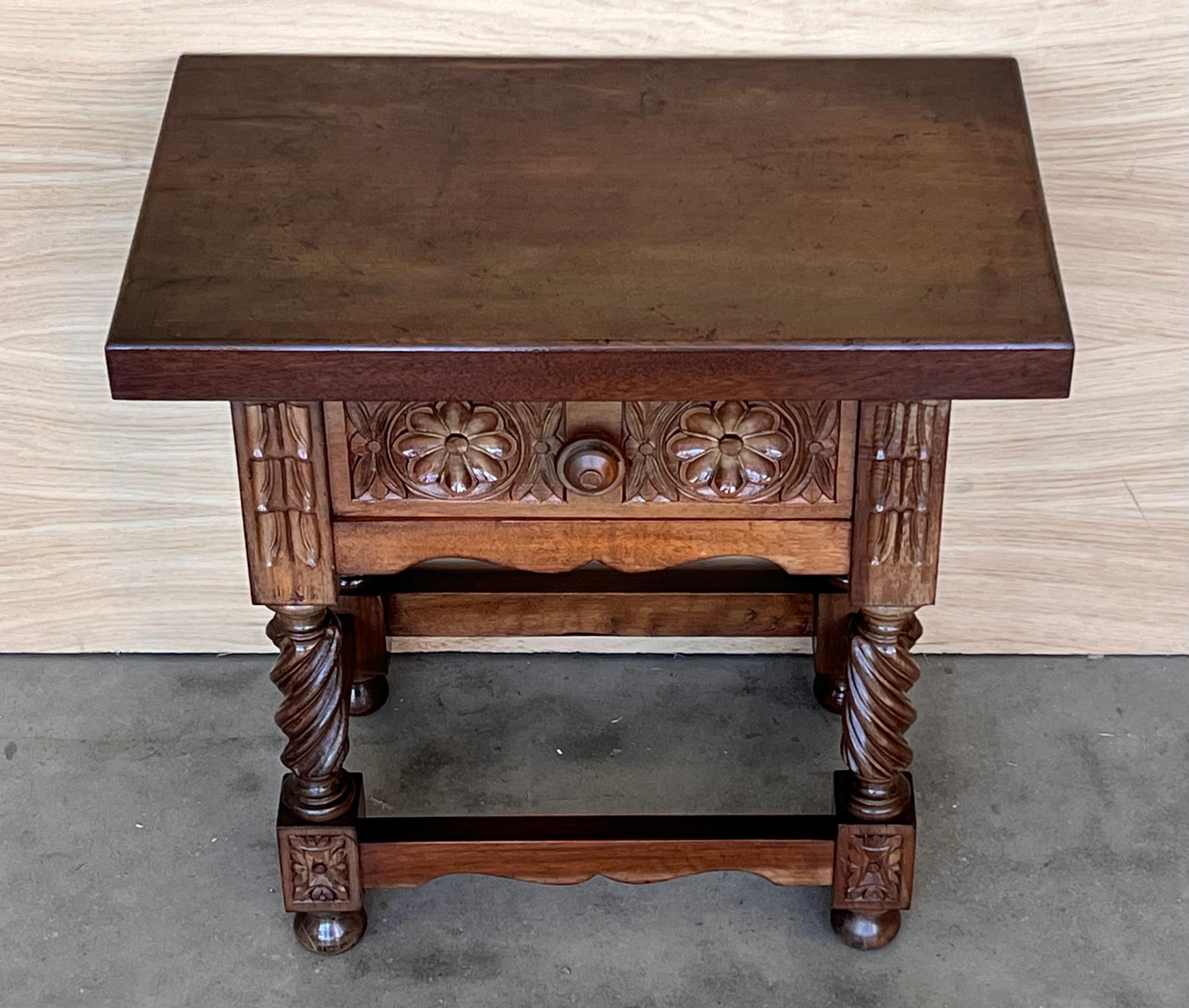 Colonial espagnol Tables de nuit espagnoles du XXe siècle avec tiroirs sculptés et pieds A Solomon en vente