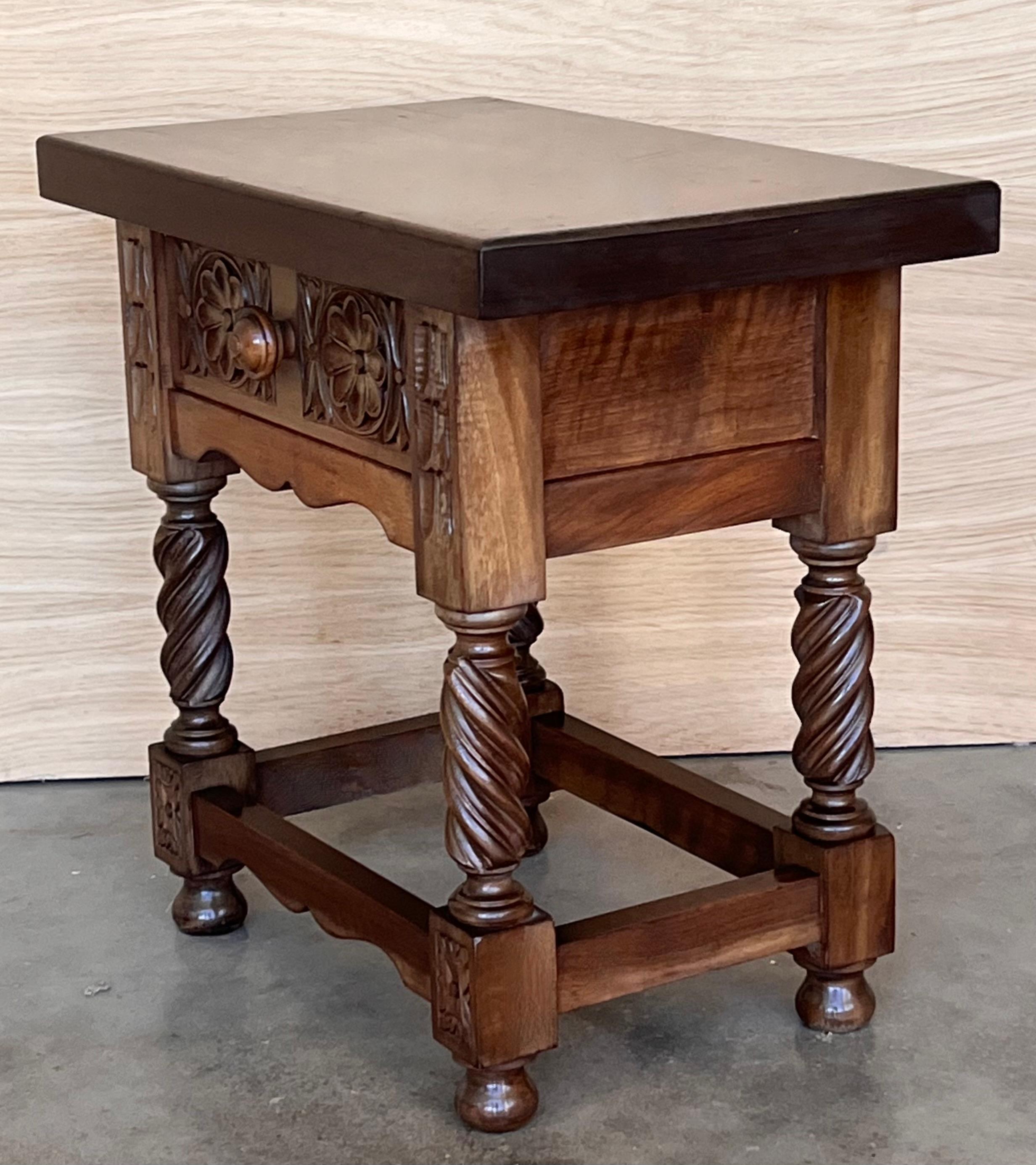 Tables de nuit espagnoles du XXe siècle avec tiroirs sculptés et pieds A Solomon Bon état - En vente à Miami, FL