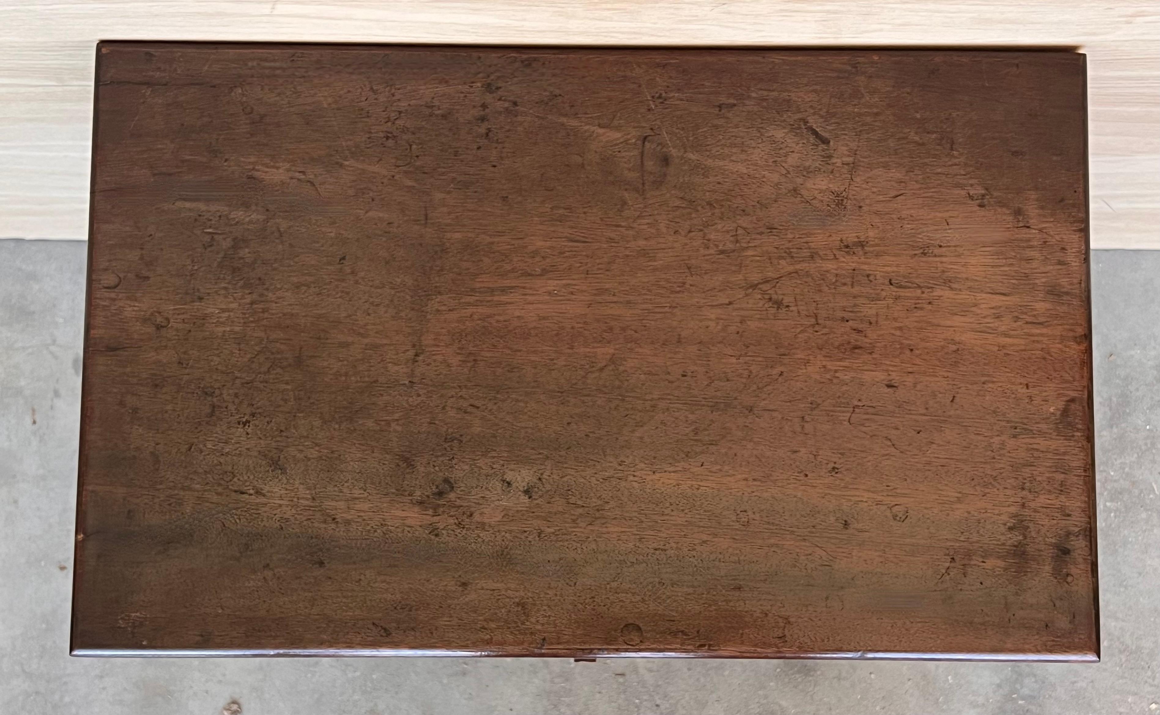 20ième siècle Tables de nuit espagnoles du XXe siècle avec tiroirs sculptés et pieds A Solomon en vente