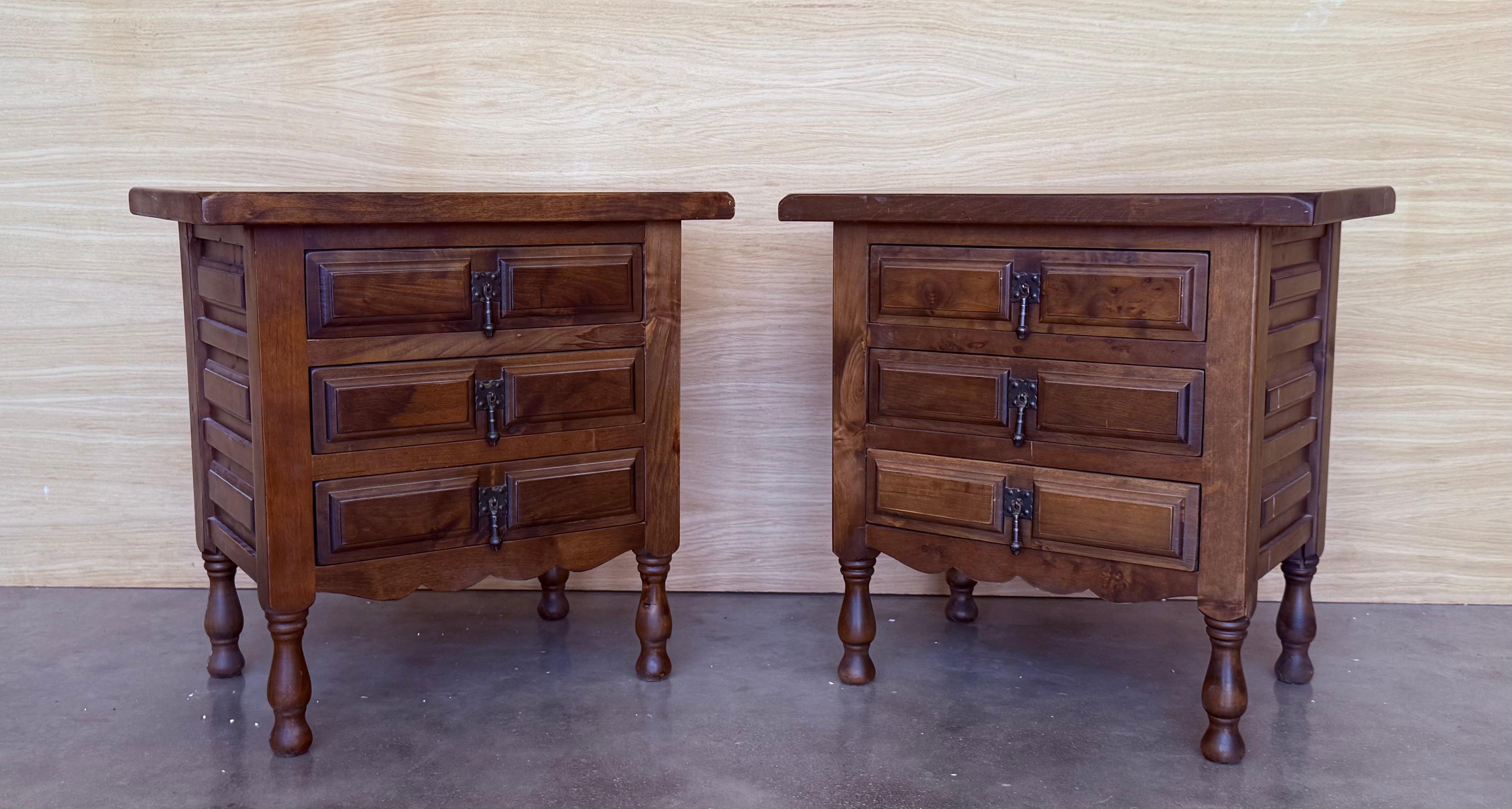Colonial espagnol Tables de nuit espagnoles du 20e siècle avec tiroir et quincaillerie en fer en vente