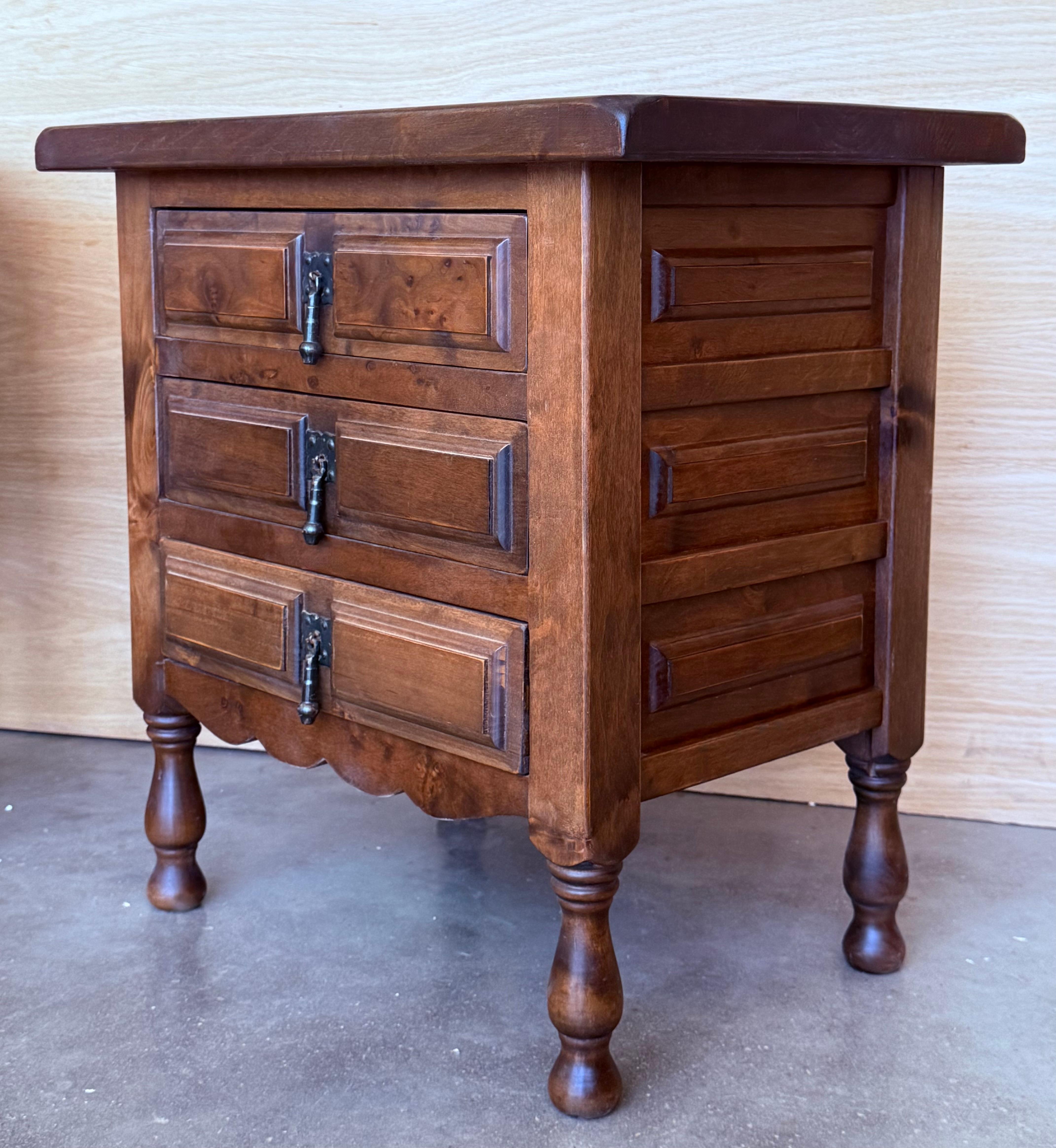 Sculpté Tables de nuit espagnoles du 20e siècle avec tiroir et quincaillerie en fer en vente