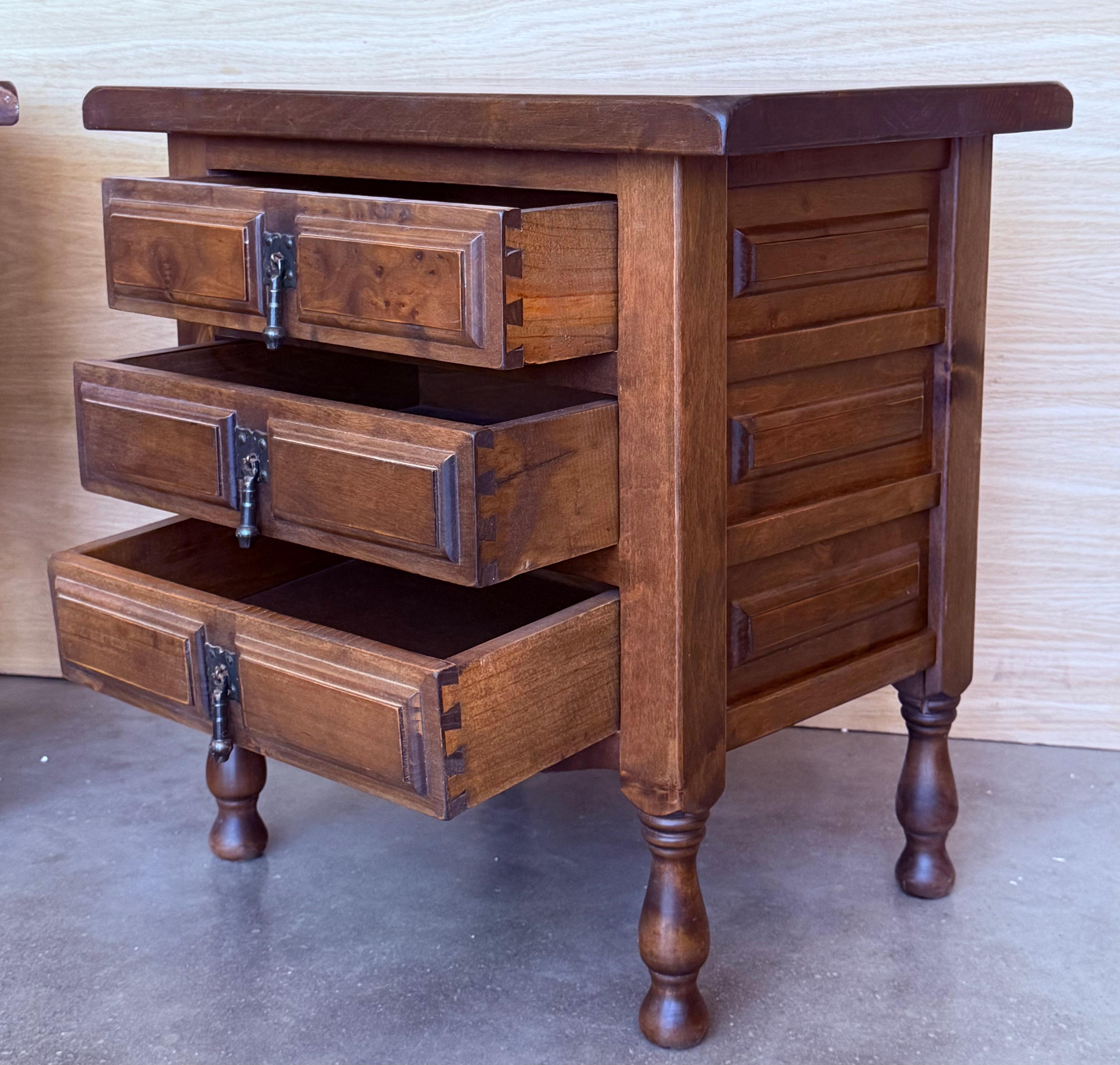 Tables de nuit espagnoles du 20e siècle avec tiroir et quincaillerie en fer Bon état - En vente à Miami, FL