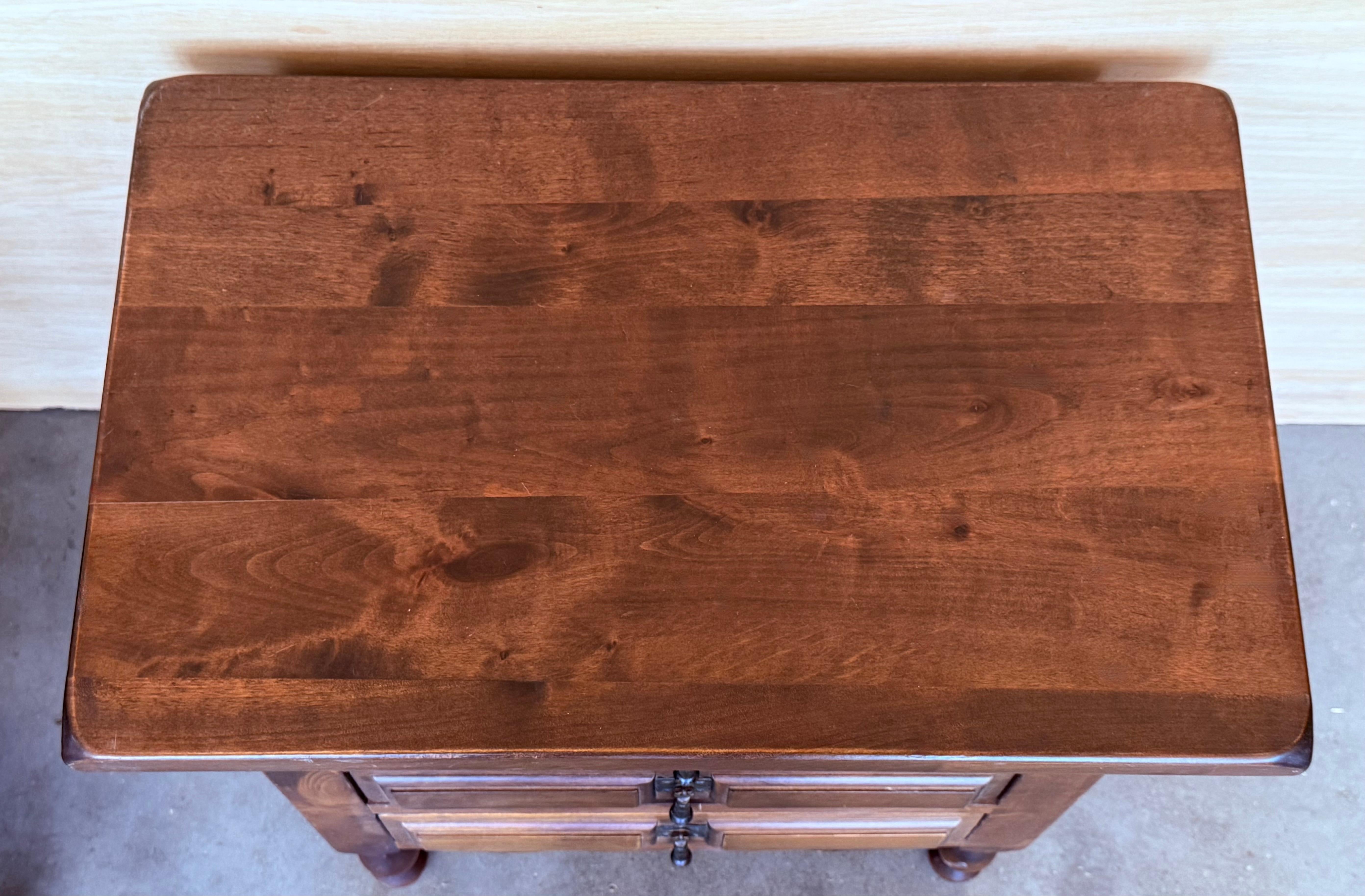 20ième siècle Tables de nuit espagnoles du 20e siècle avec tiroir et quincaillerie en fer en vente