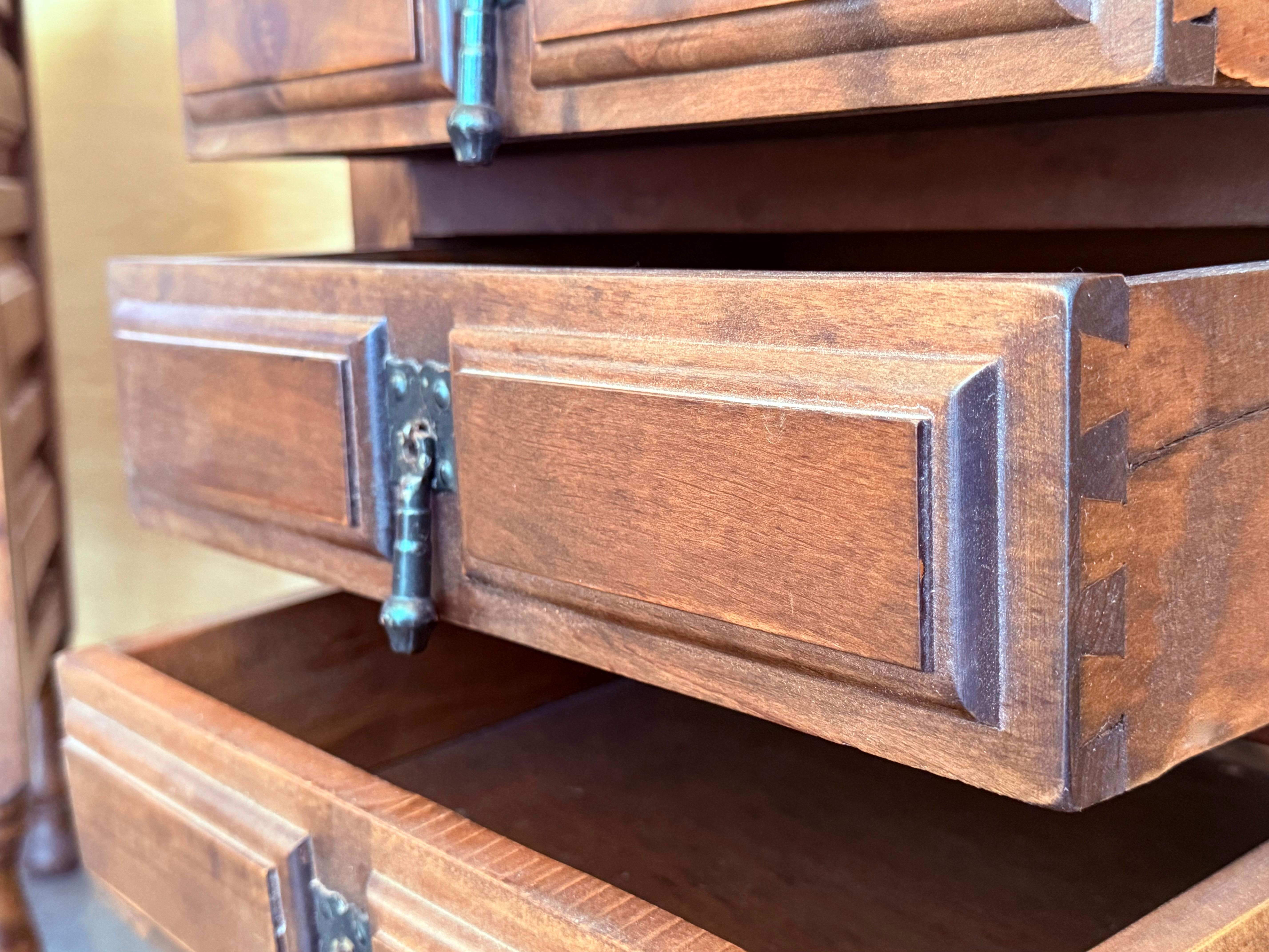 Tables de nuit espagnoles du 20e siècle avec tiroir et quincaillerie en fer en vente 1