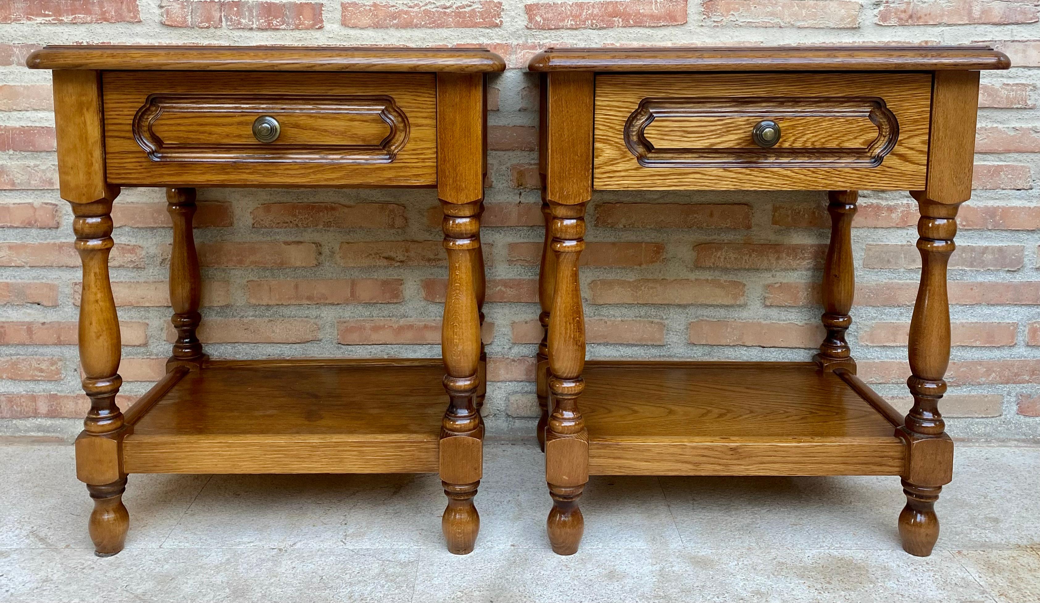 20th Century Pair Of Spanish Nightstands with One Drawer And Iron Hardware and One Open Shelf.
20th century pair of Spanish nightstands in solid walnut with one drawer, iron hardware and round carved legs.
Beautiful tables that you can use like a