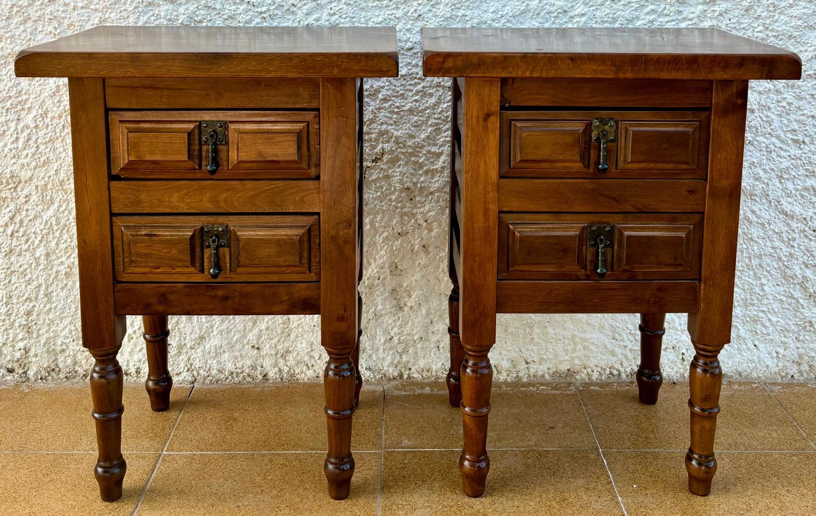 Coppia di comodini spagnoli del XX secolo con due cassetti e ferramenta in ferro. Bellissimi tavolini che puoi utilizzare come comodini, tavolini, tavolini finali... o come lampada da tavolo.