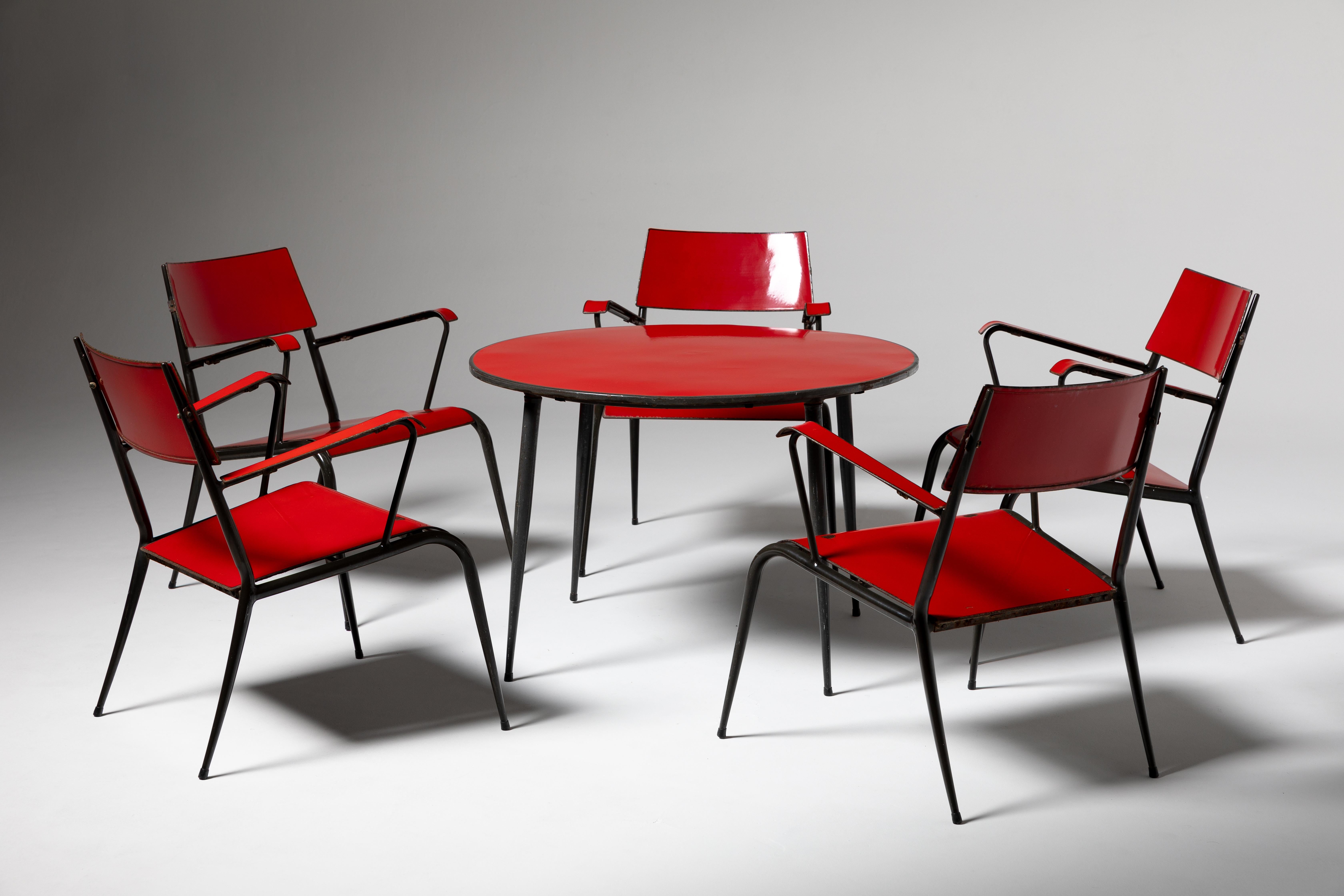 Dieses von Vitriform in Barcelona hergestellte Esstischset aus den 1960er Jahren zeichnet sich durch ein schlichtes und modernes Design aus, das typisch für die spanische Handwerkskunst der Jahrhundertmitte ist. Das Set besteht aus einem Tisch und