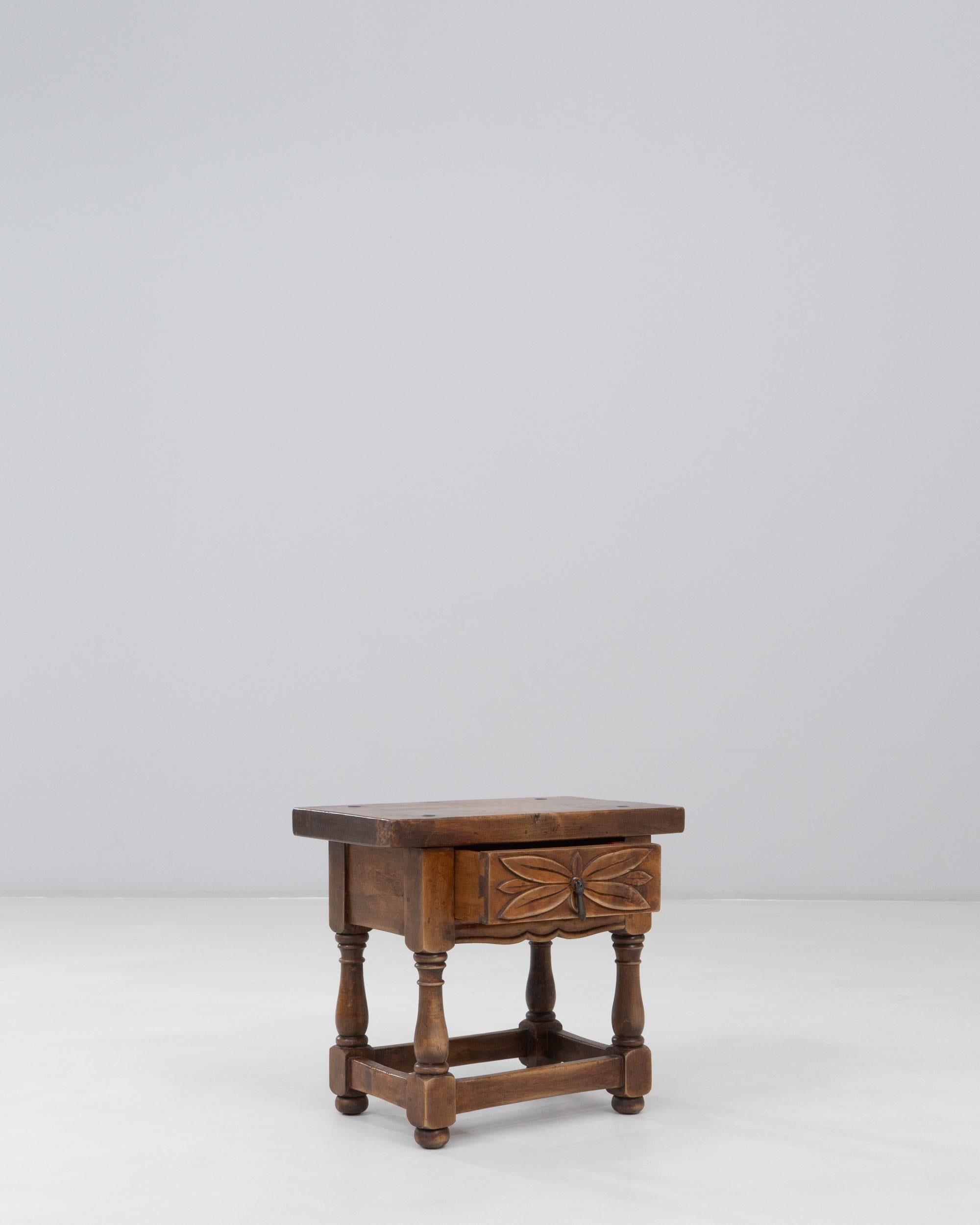 Legno 20th Century Spanish Side Table in vendita