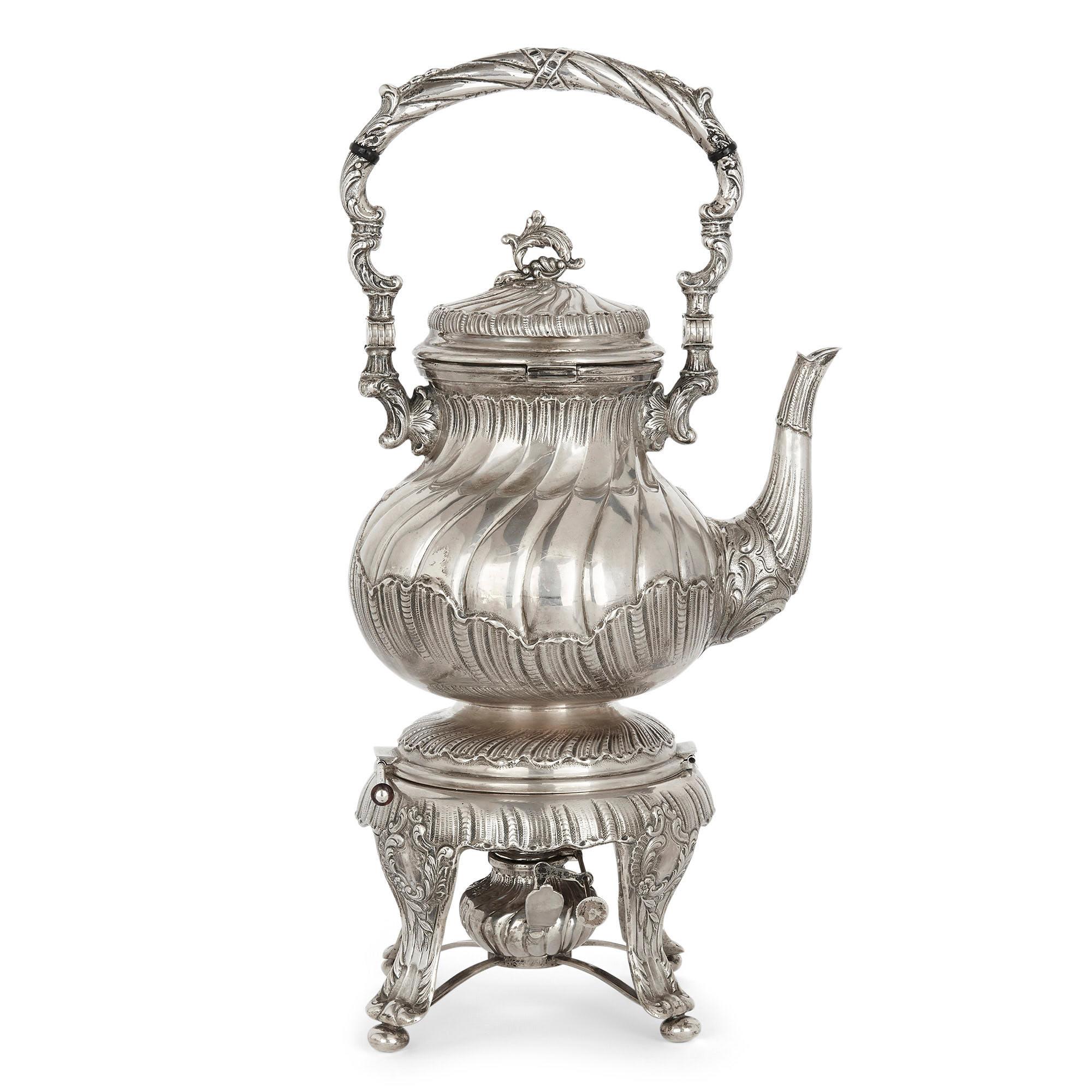 Servizio da tè e caffè in argento spagnolo in stile rococò del XX secolo,
Spagnolo, XX secolo
Bollitore su supporto: Altezza 44cm, larghezza 23cm, profondità 16cm
Caraffa per il latte: Altezza 12cm, larghezza 13cm, profondità 9cm

Composto da