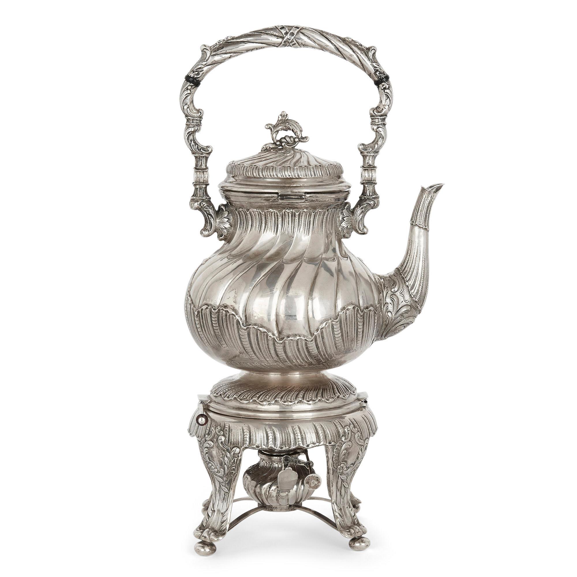 Service à thé et à café en argent espagnol du 20e siècle de style rococo,
Espagnol, 20e siècle
Bouilloire sur pied : Hauteur 44cm, largeur 23cm, profondeur 16cm
Pot à lait : Hauteur 12cm, largeur 13cm, profondeur 9cm

Composé d'un plateau en