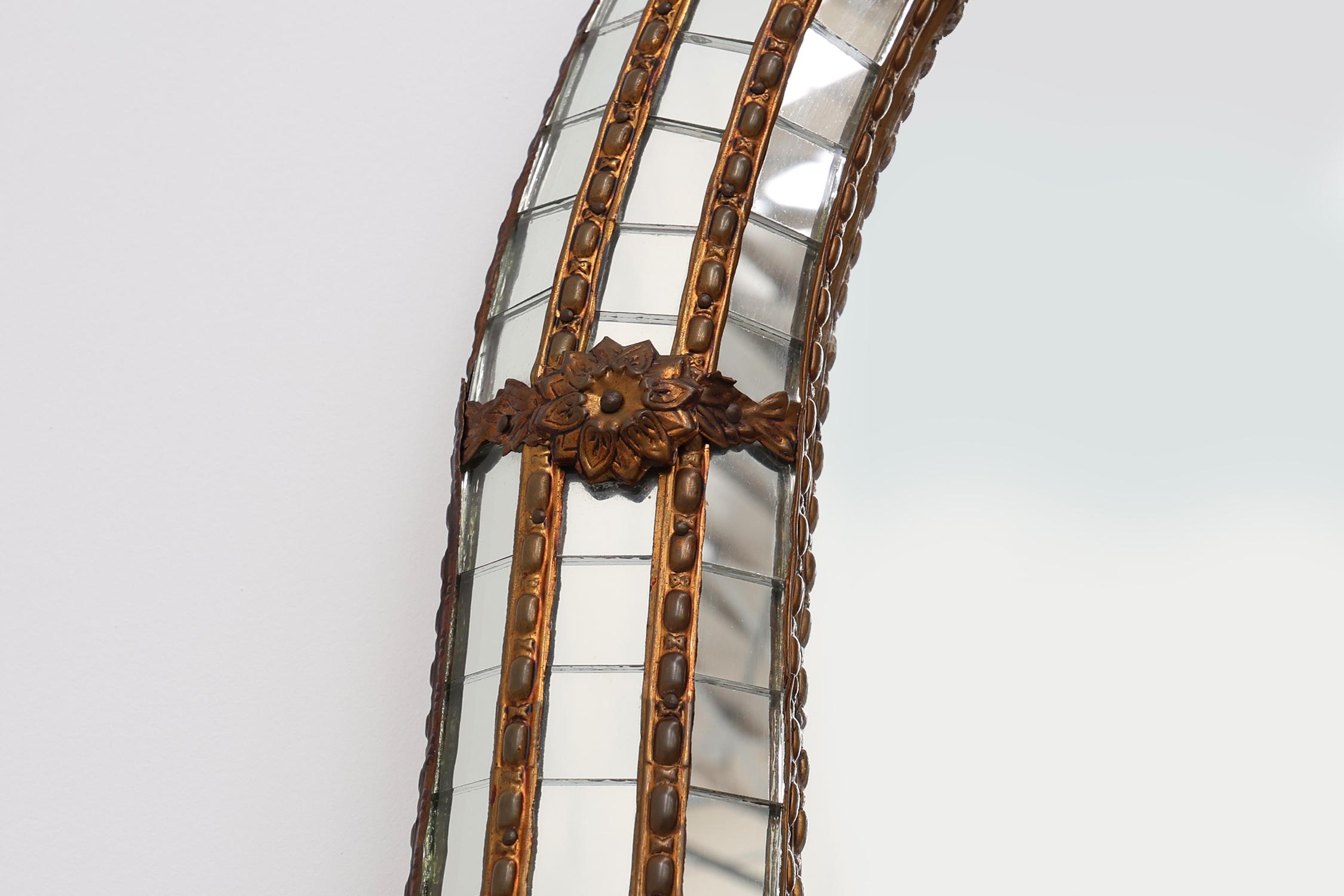 Siglo XX Espejo español trapezoidal de mosaico veneciano con detalles de latón en venta 3