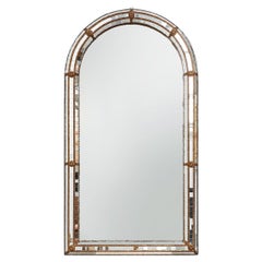 Specchio a mosaico veneziano trapezoidale del XX secolo con dettagli in ottone