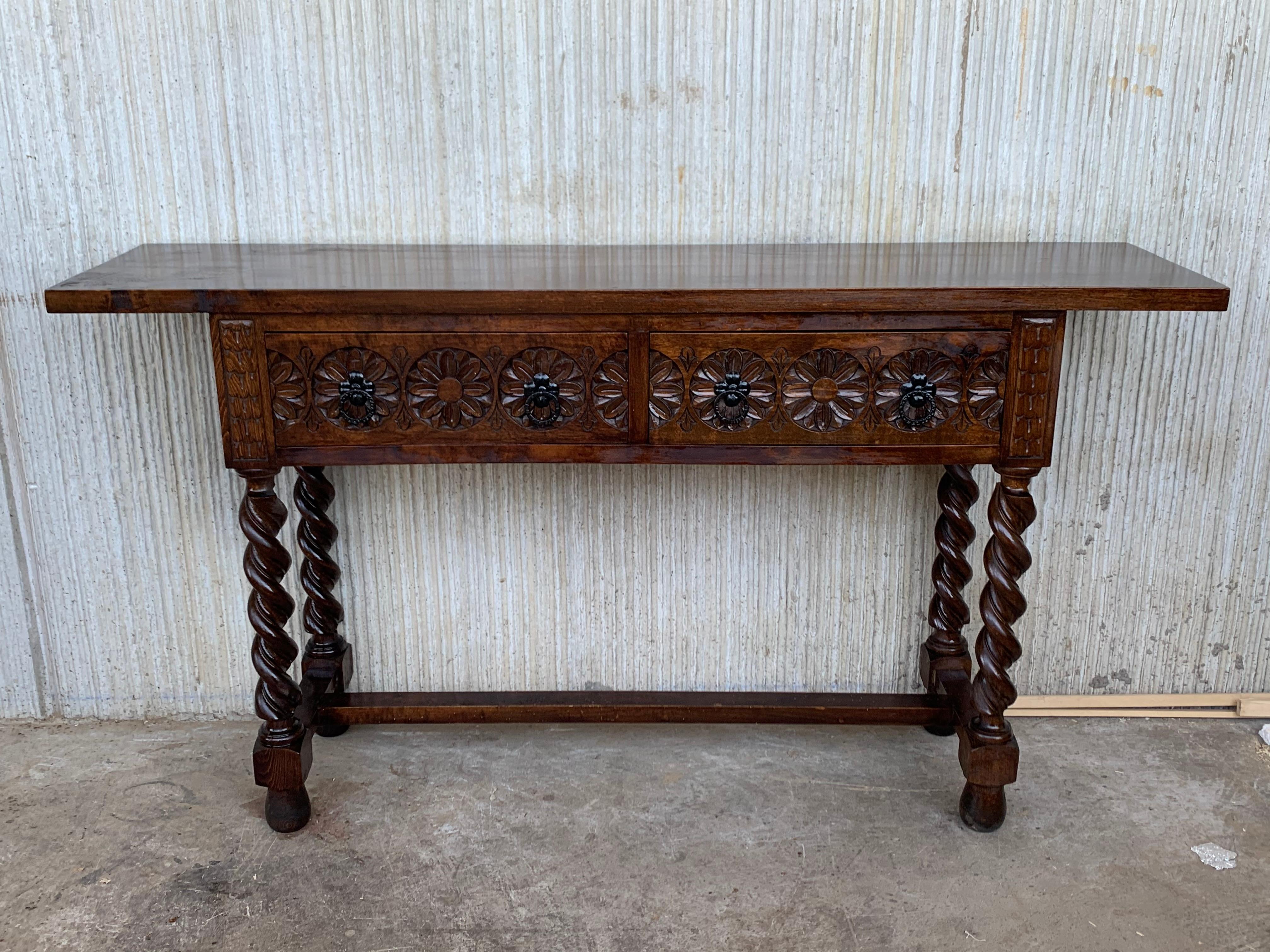 20th century Spanish console table with two drawers and solomonic legs.
Beautiful geometrical carved drawers and Solomonic legs. 
Original iron hardware.
 