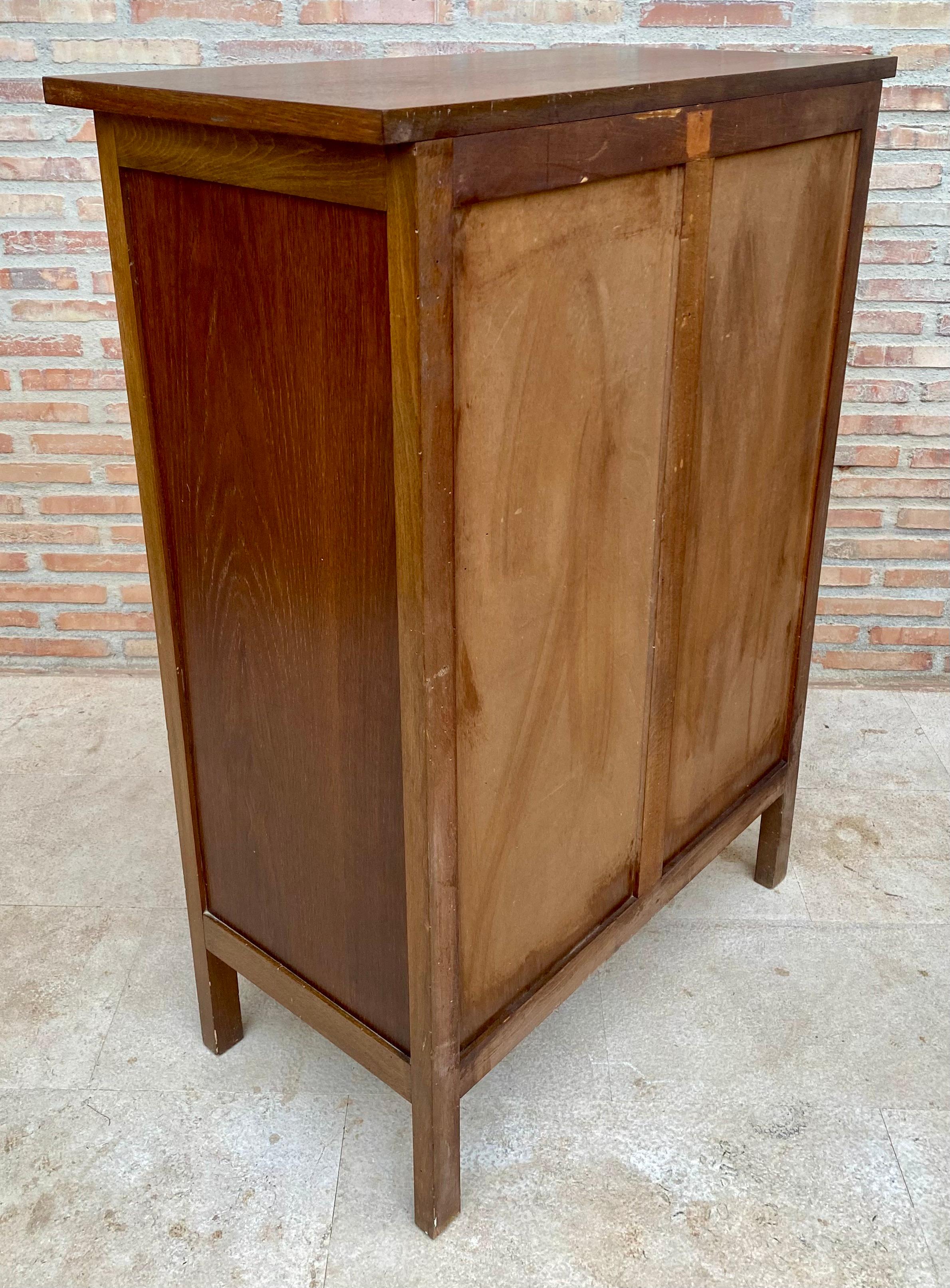 Sifoniera spagnola del XX secolo con sei cassetti in pino intagliato, anni '50 in vendita 4