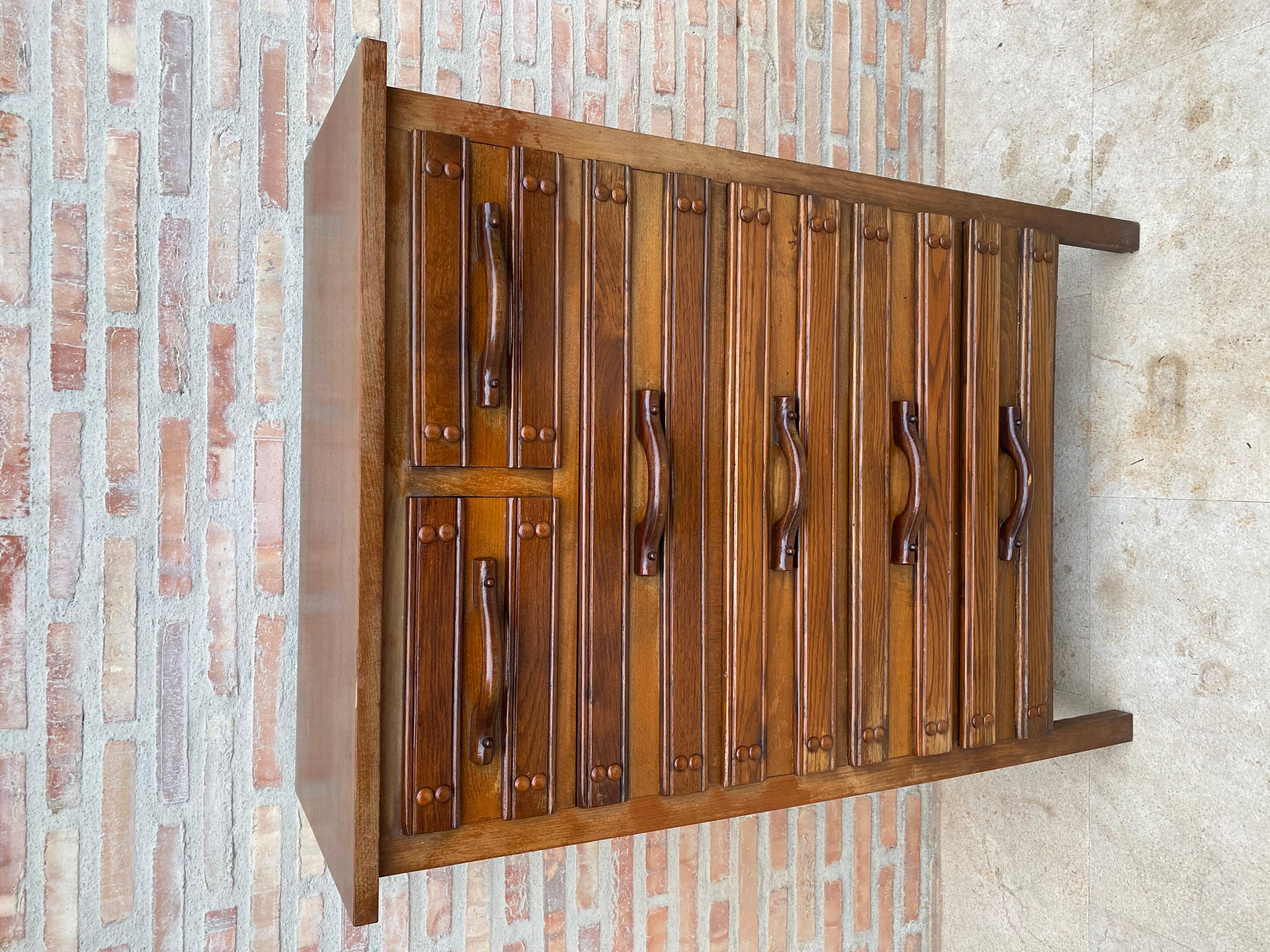Coloniale spagnolo Sifoniera spagnola del XX secolo con sei cassetti in pino intagliato, anni '50 in vendita