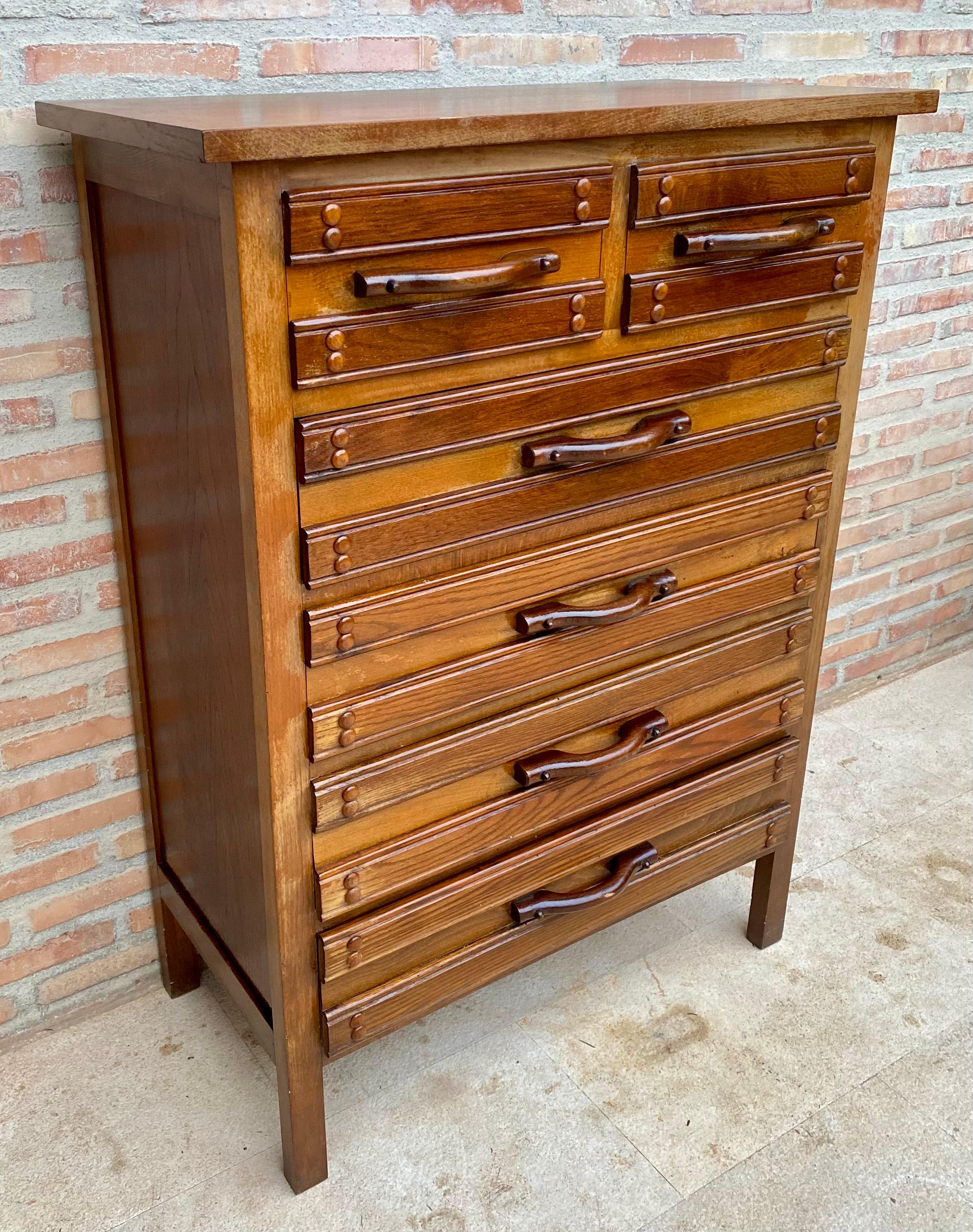 Spagnolo Sifoniera spagnola del XX secolo con sei cassetti in pino intagliato, anni '50 in vendita