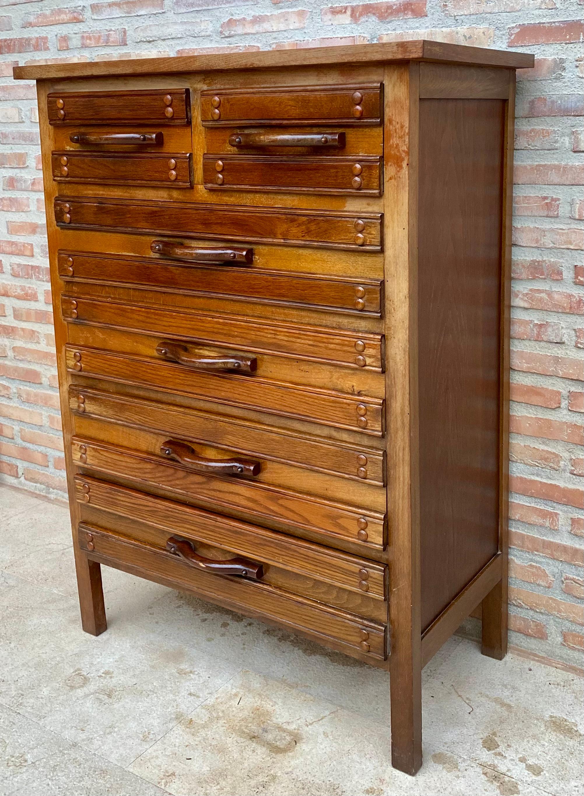 Sifoniera spagnola del XX secolo con sei cassetti in pino intagliato, anni '50 In condizioni buone in vendita a Miami, FL