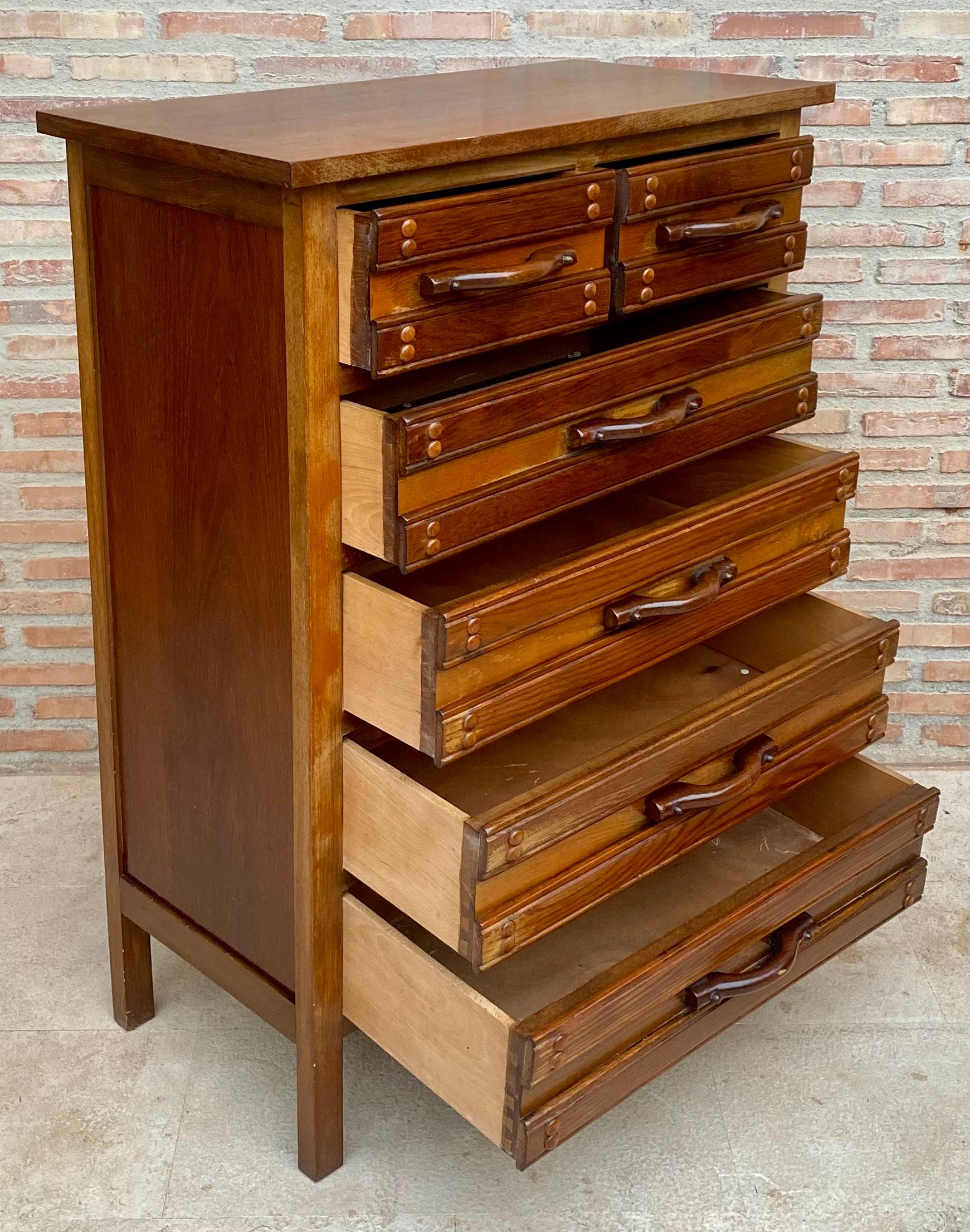 Sifoniera spagnola del XX secolo con sei cassetti in pino intagliato, anni '50 in vendita 1