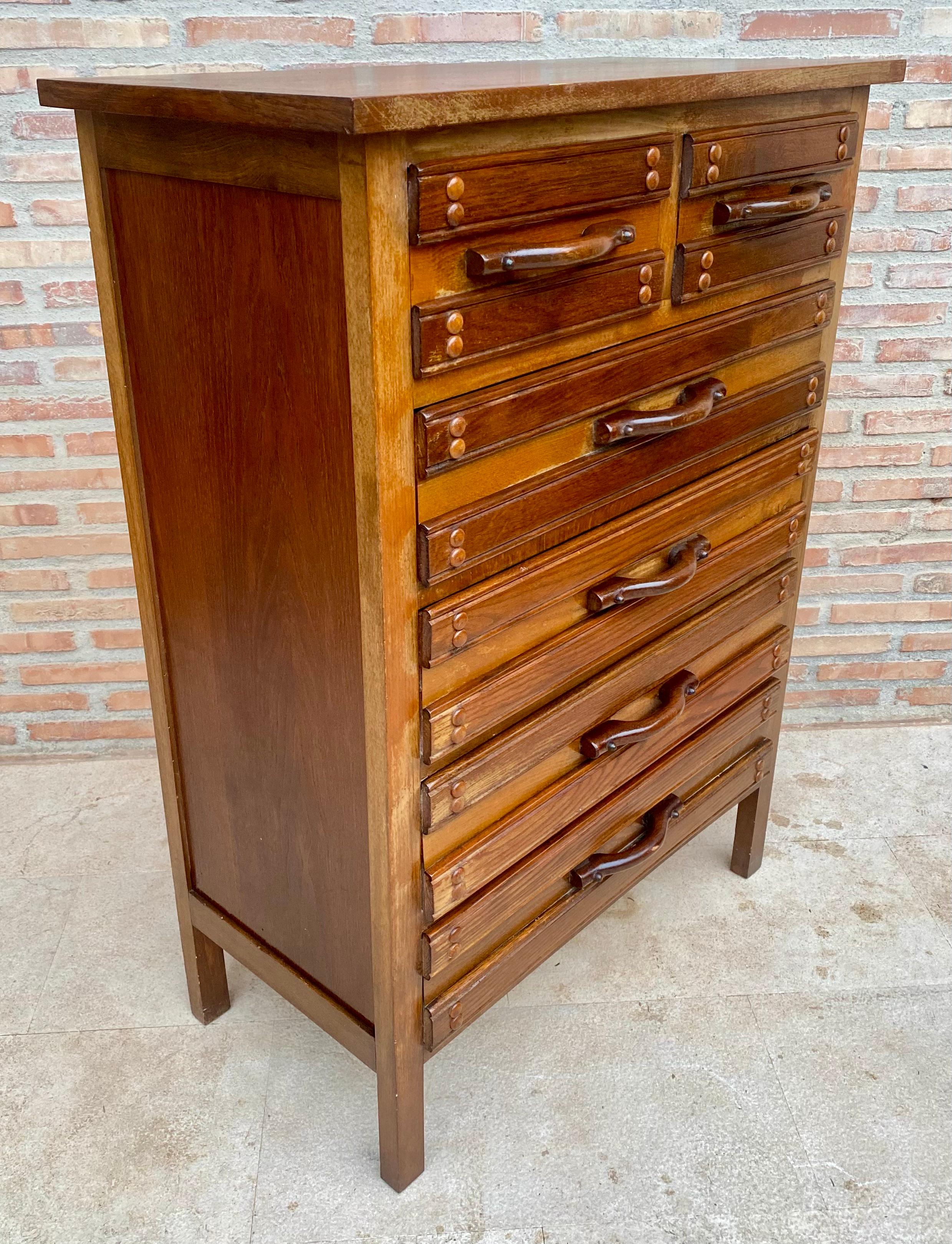 Sifoniera spagnola del XX secolo con sei cassetti in pino intagliato, anni '50 in vendita 2