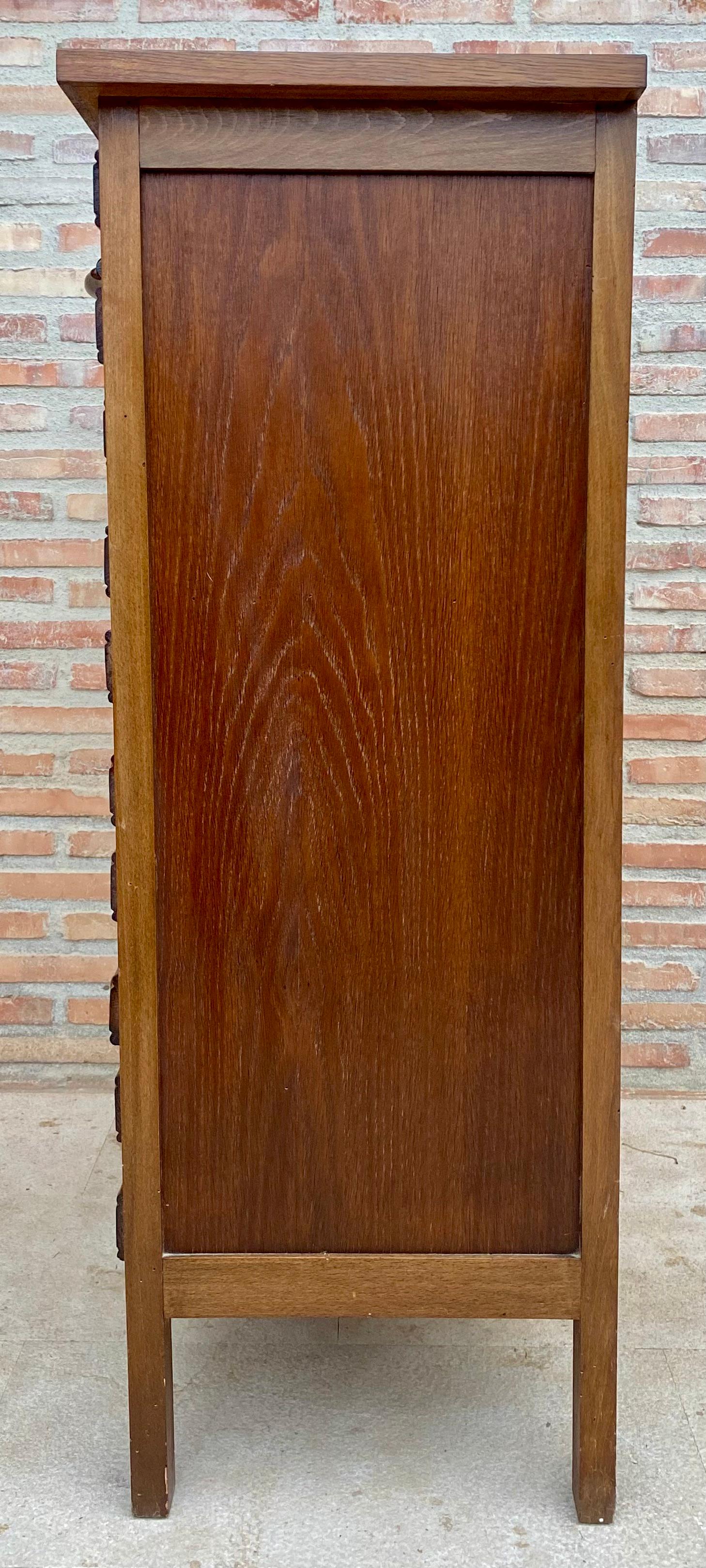 Sifoniera spagnola del XX secolo con sei cassetti in pino intagliato, anni '50 in vendita 3